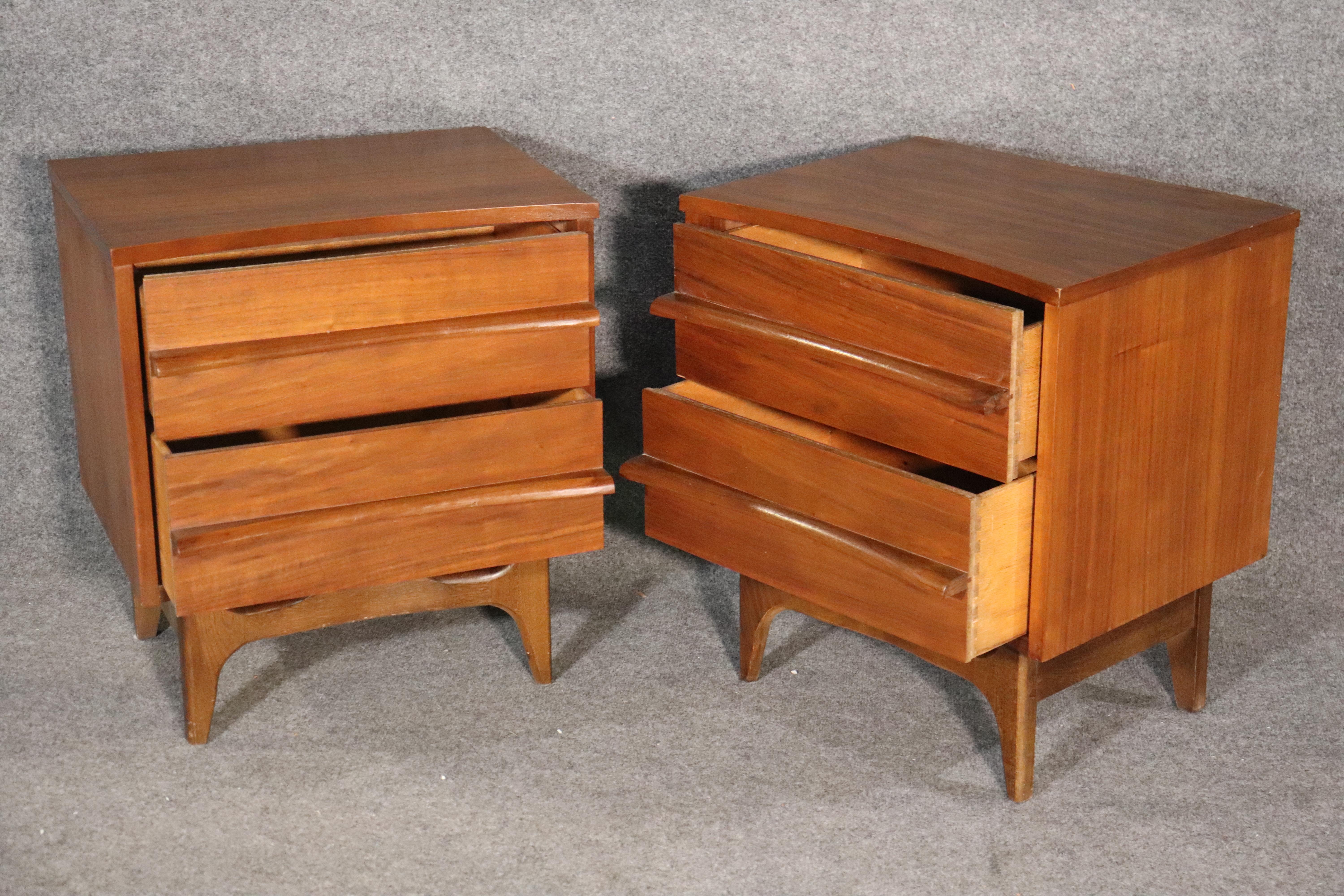 Pair of bedside tables with concave drawers. Great Mid-Century Modern design from Young Manufacturing Company.
Please confirm location NY or NJ.