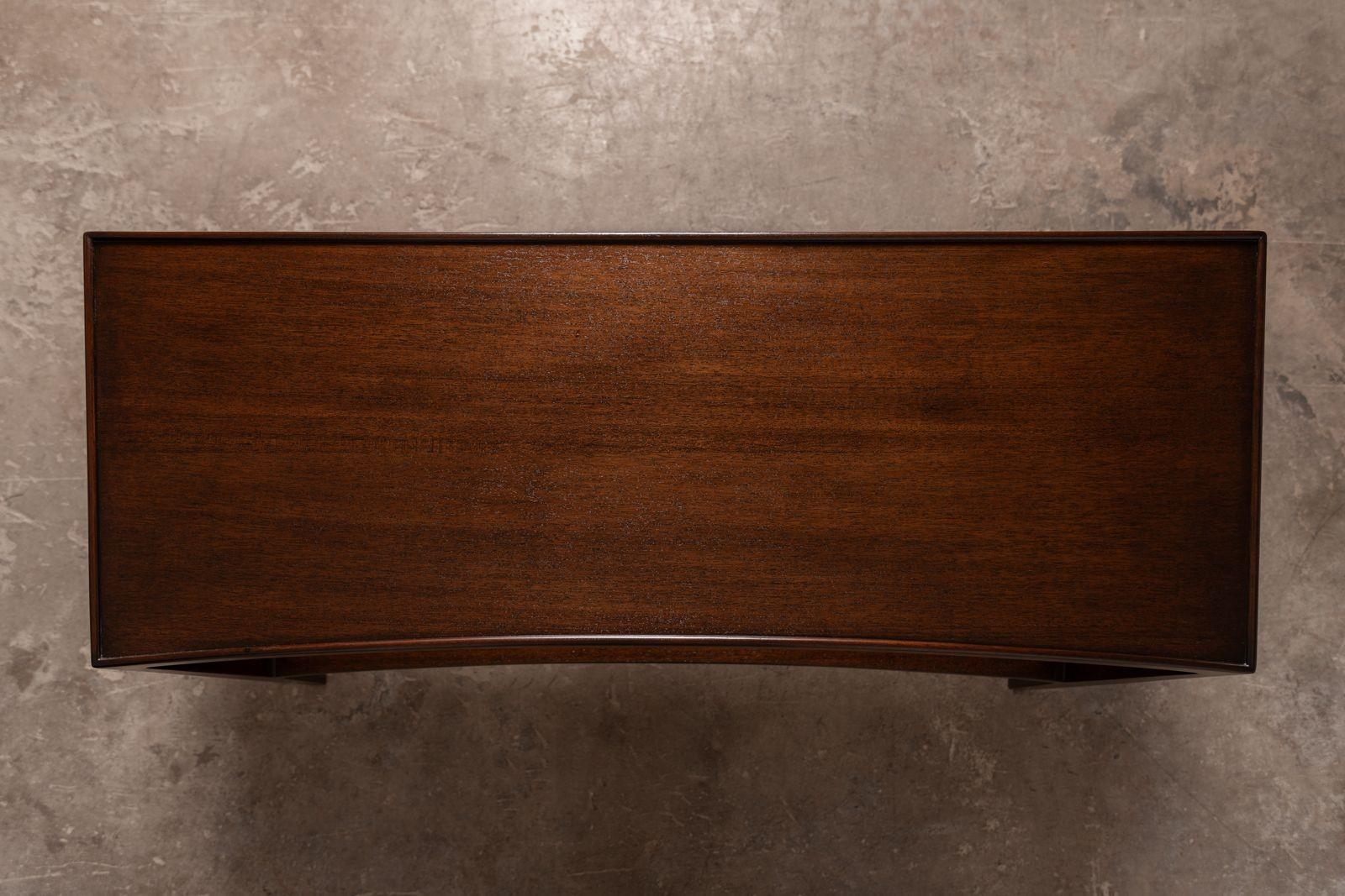 Curved Front two-Tier Console in Honduran Mahogany by Edward Wormley for Dunbar In Excellent Condition For Sale In Dallas, TX