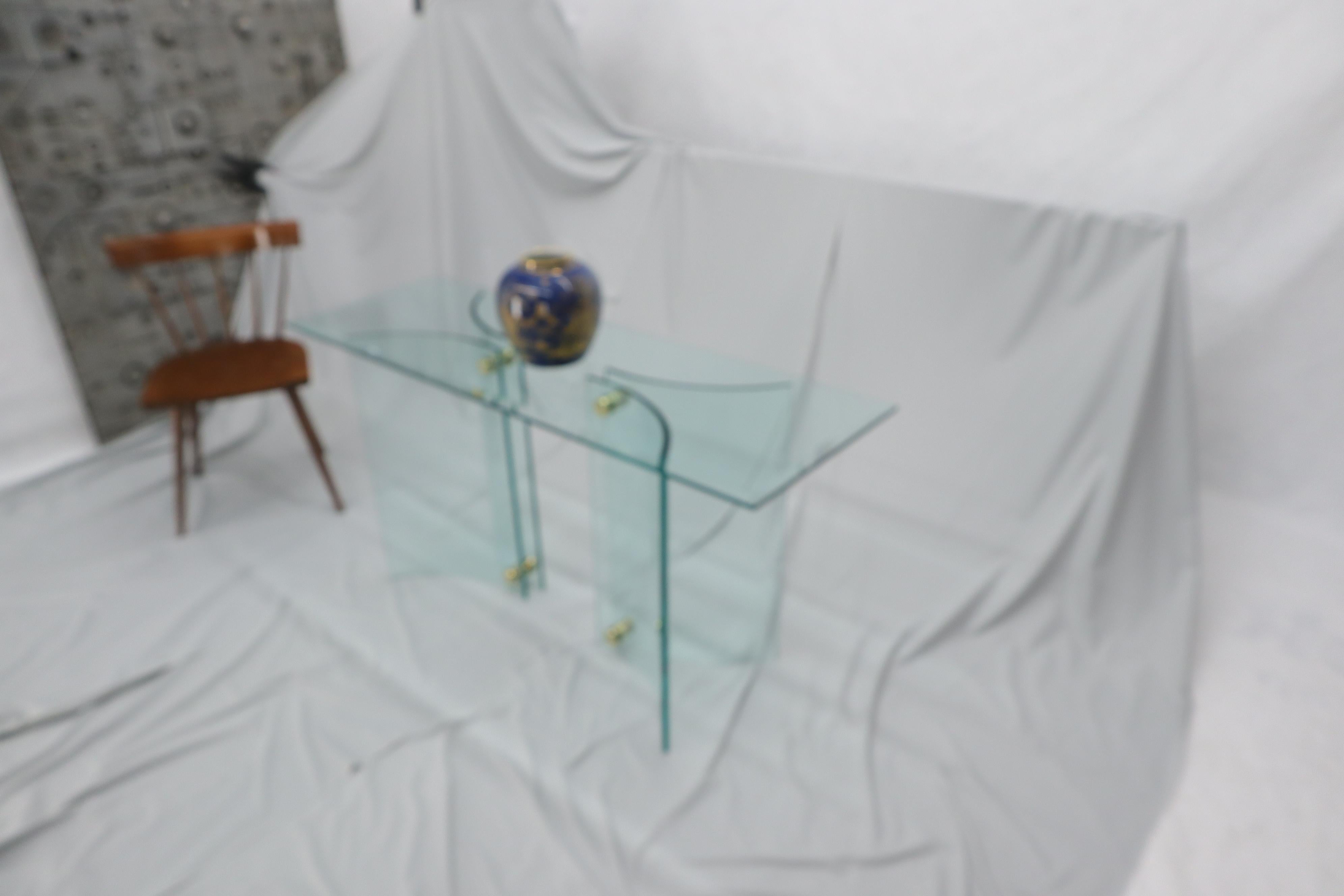 Mid-Century Modern Table console à base en verre incurvée et plateau en verre, support en laiton en vente