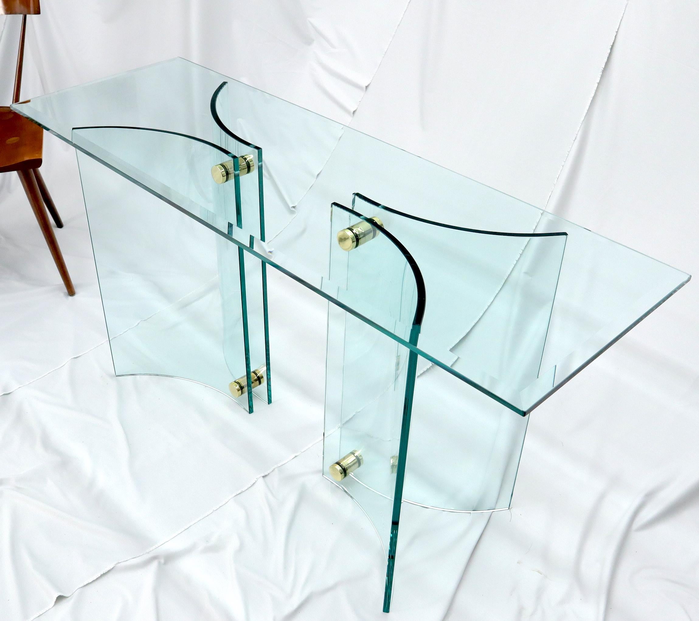 20ième siècle Table console à base en verre incurvée et plateau en verre, support en laiton en vente