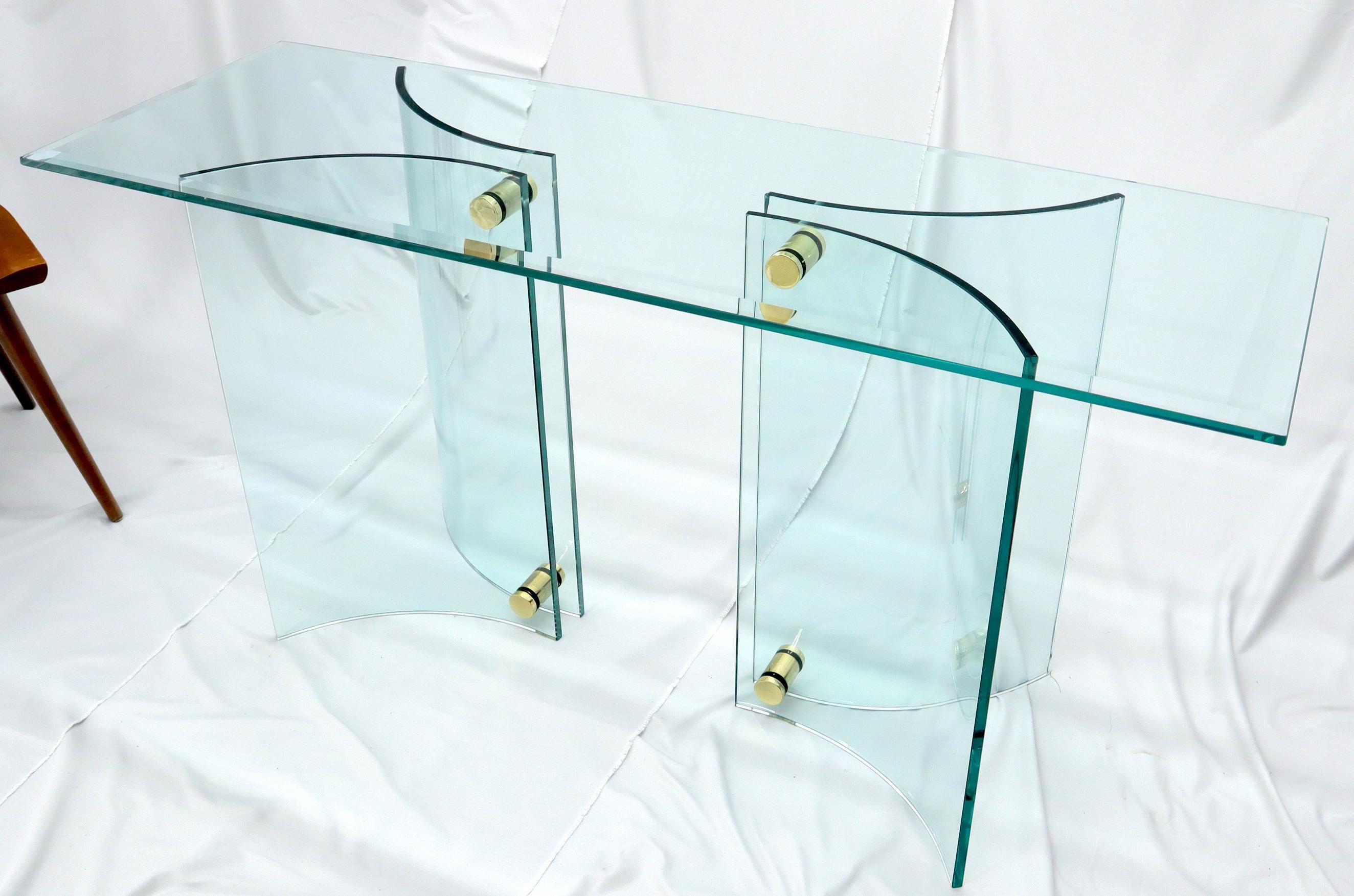 Laiton Table console à base en verre incurvée et plateau en verre, support en laiton en vente