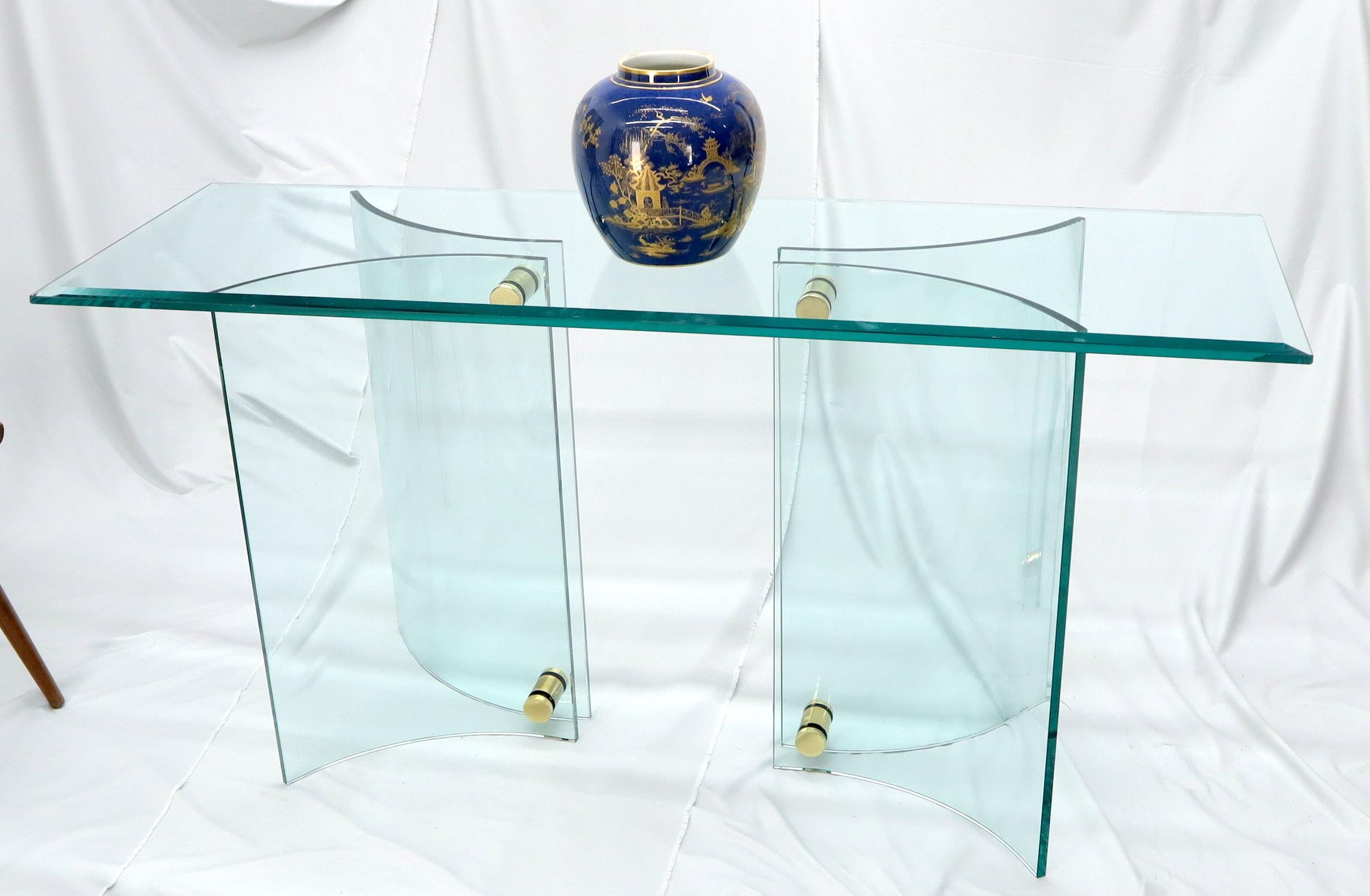 Table console à base en verre incurvée et plateau en verre, support en laiton en vente 2