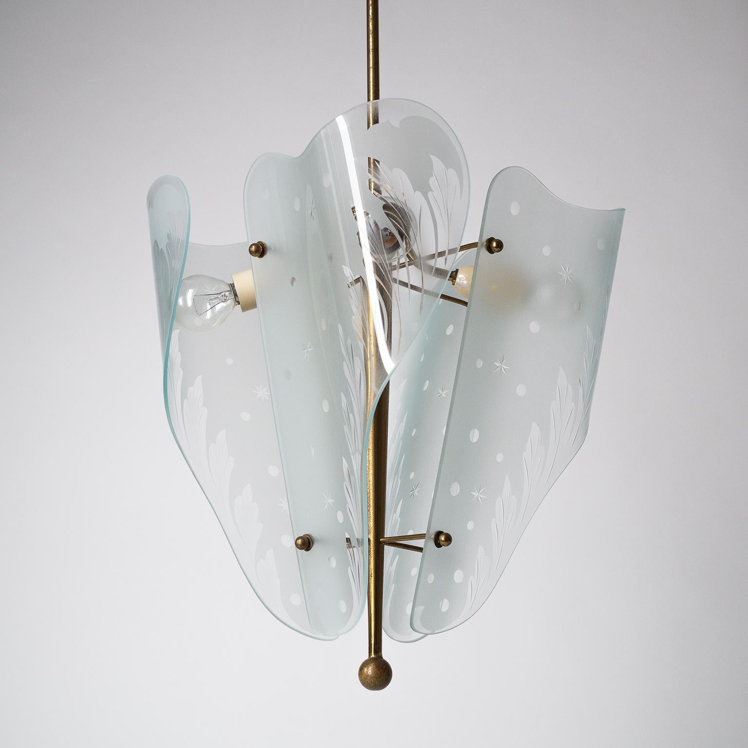 Italian Curved Glass Chandelier, circa 1955, Luigi Brusotti (Attr.) In Good Condition In Vienna, AT