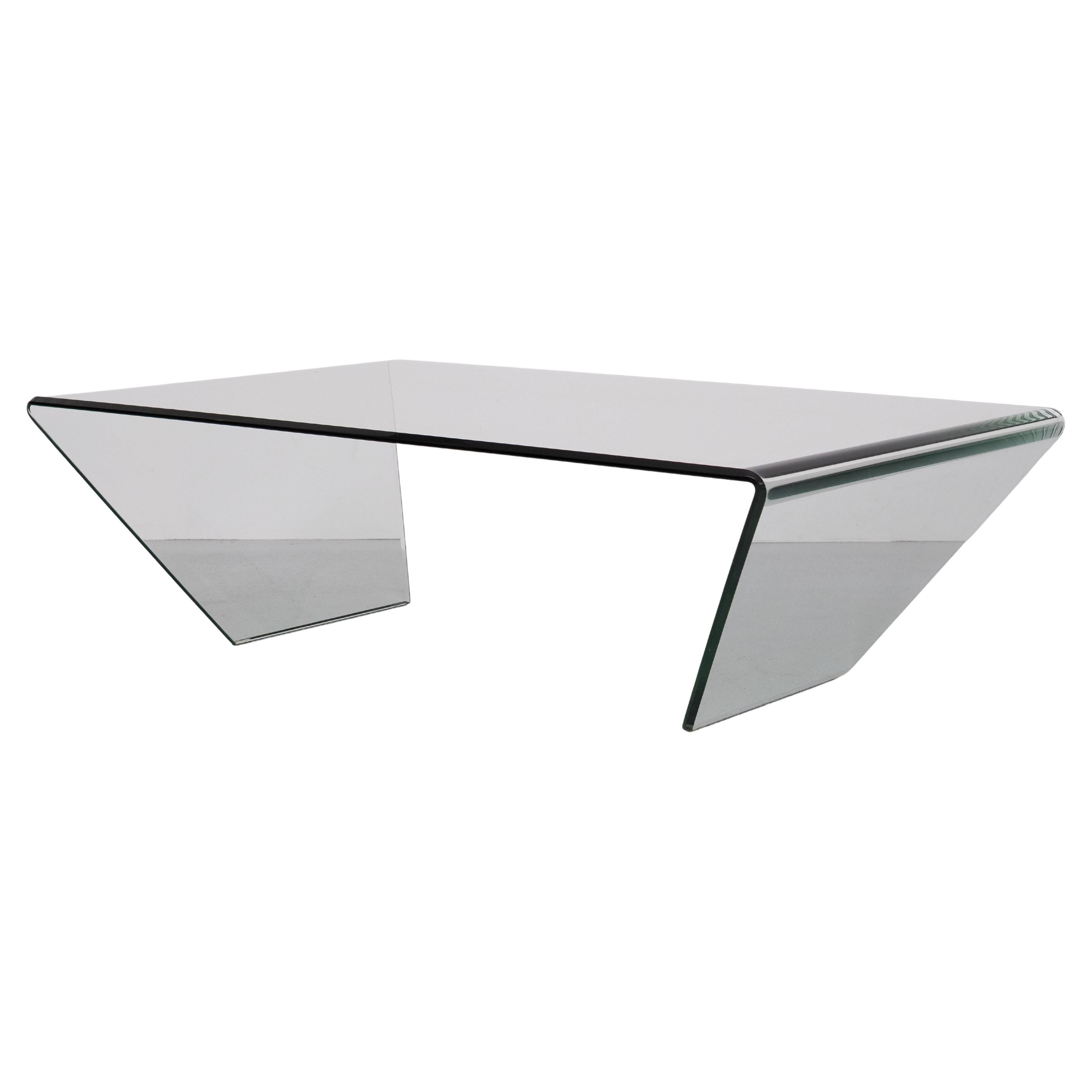 Preciosa mesa de centro de cristal tallado .Time less design .se adapta a cada 
estilo y decoración . un diseño simple tan bueno .