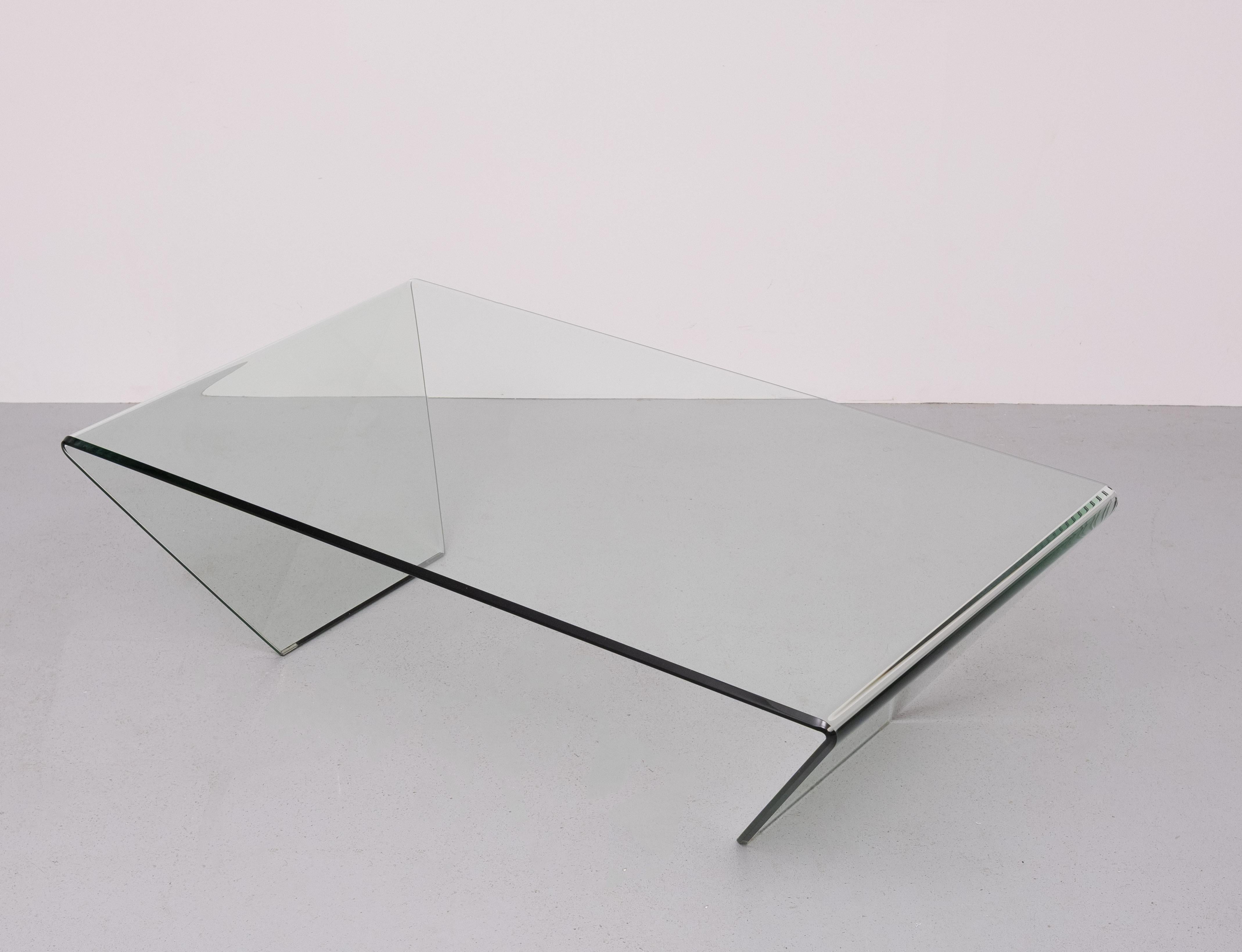 Mesa de centro de cristal curvado Años 80 Italia Moderno en venta