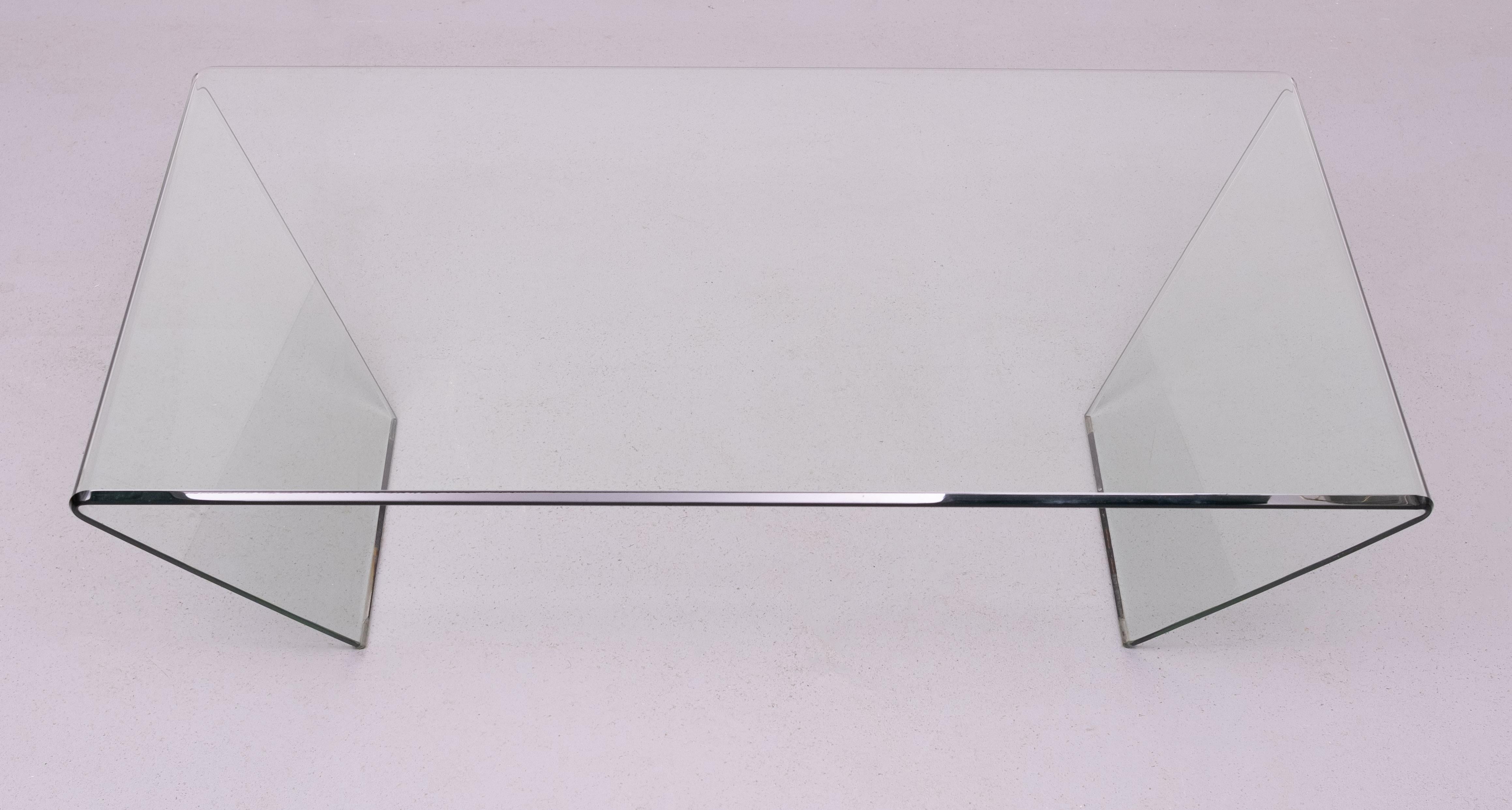 Mesa de centro de cristal curvado Años 80 Italia finales del siglo XX en venta