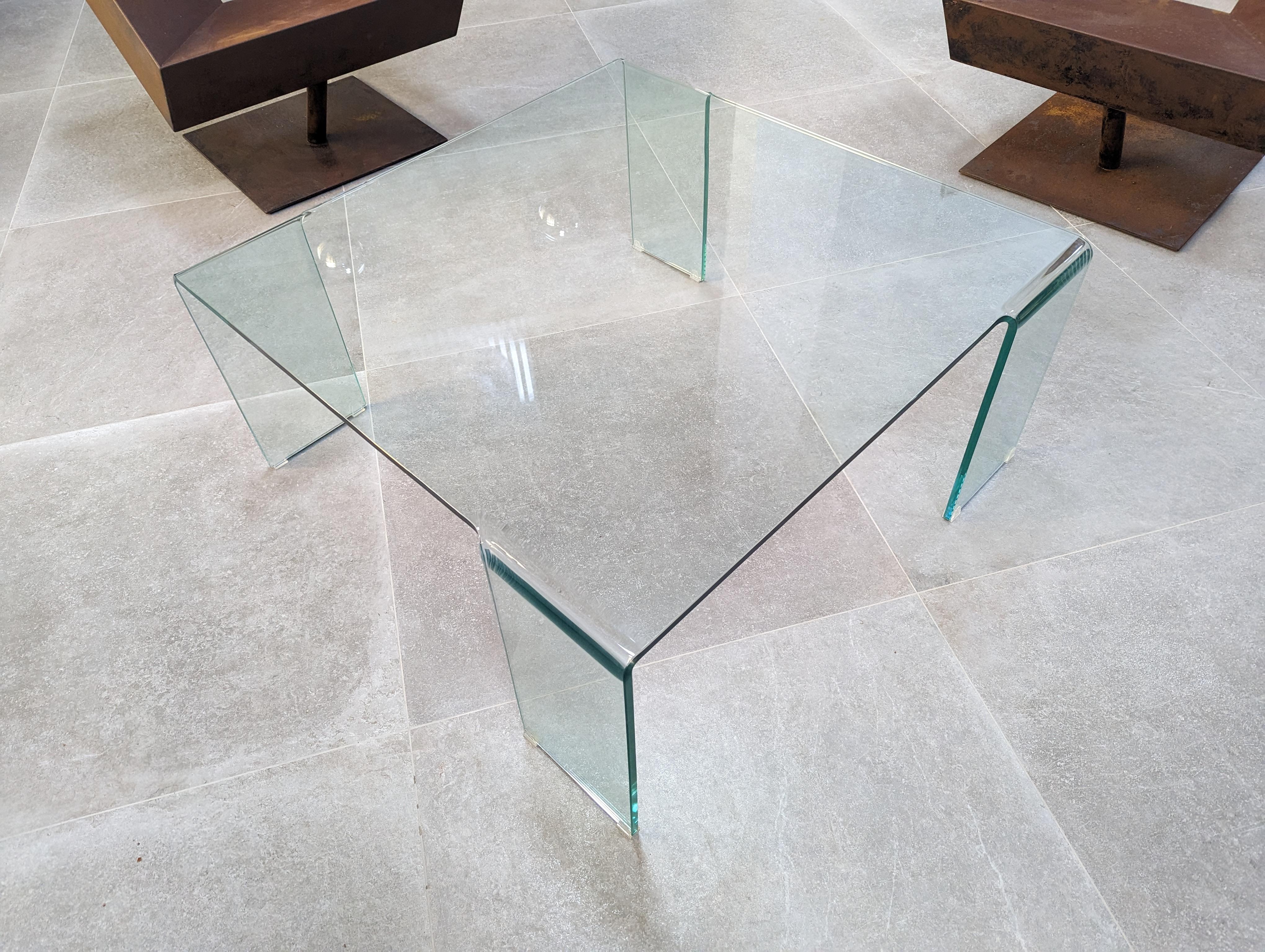 Eleganter Tisch aus gebogenem Glas nach dem berühmten Design des Neutra-Tisches von Rodolfo Dordoni für FIAM. Ein zeitloser Tisch, der zu allen Stilen und ROOMS passt und der gesamten Umgebung Platz und visuelles Licht verleiht.