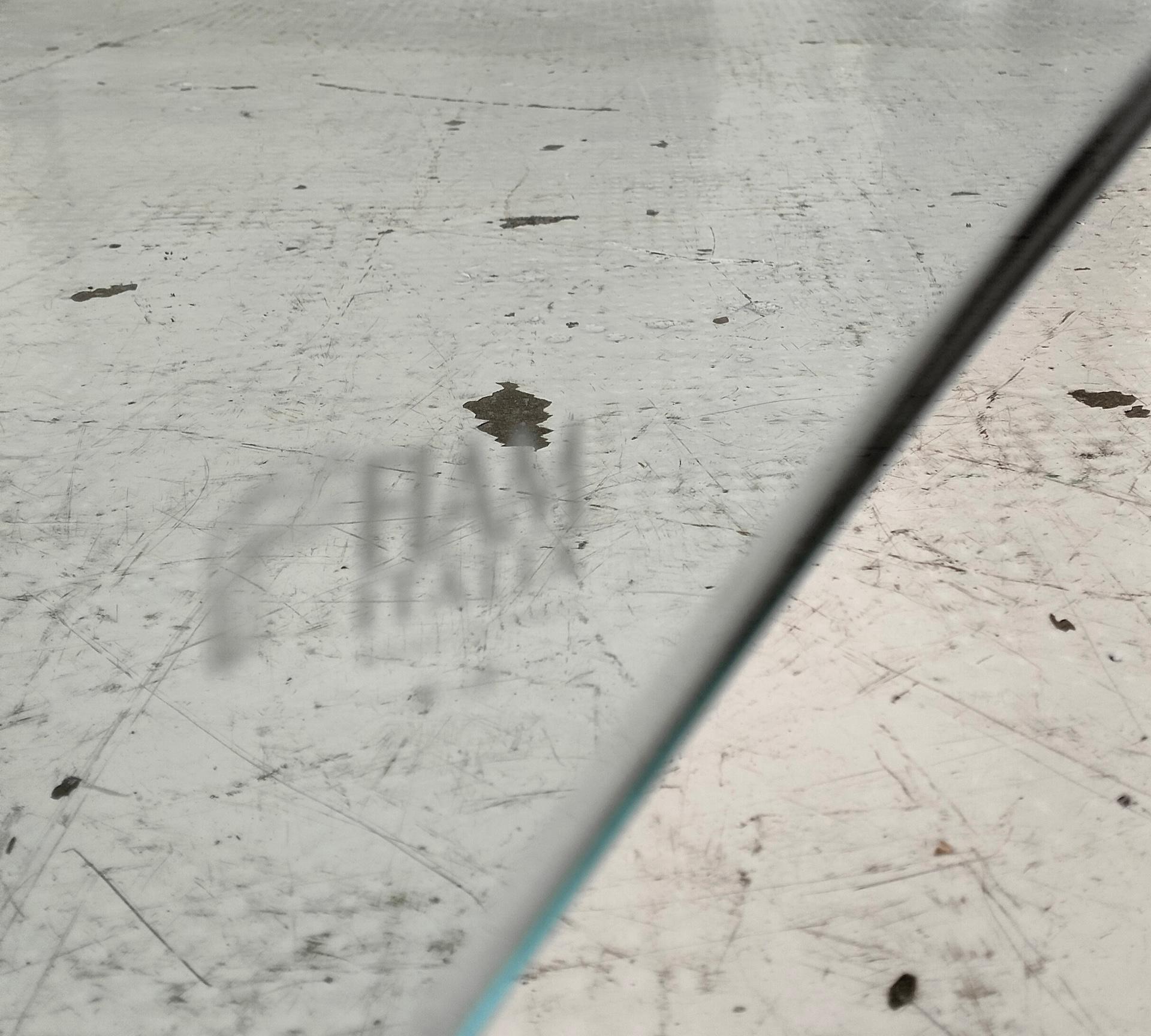 Curved glass coffee table “Genio” by Massimo Iosa Ghini for Fiam  2000s In Good Condition For Sale In Padova, IT