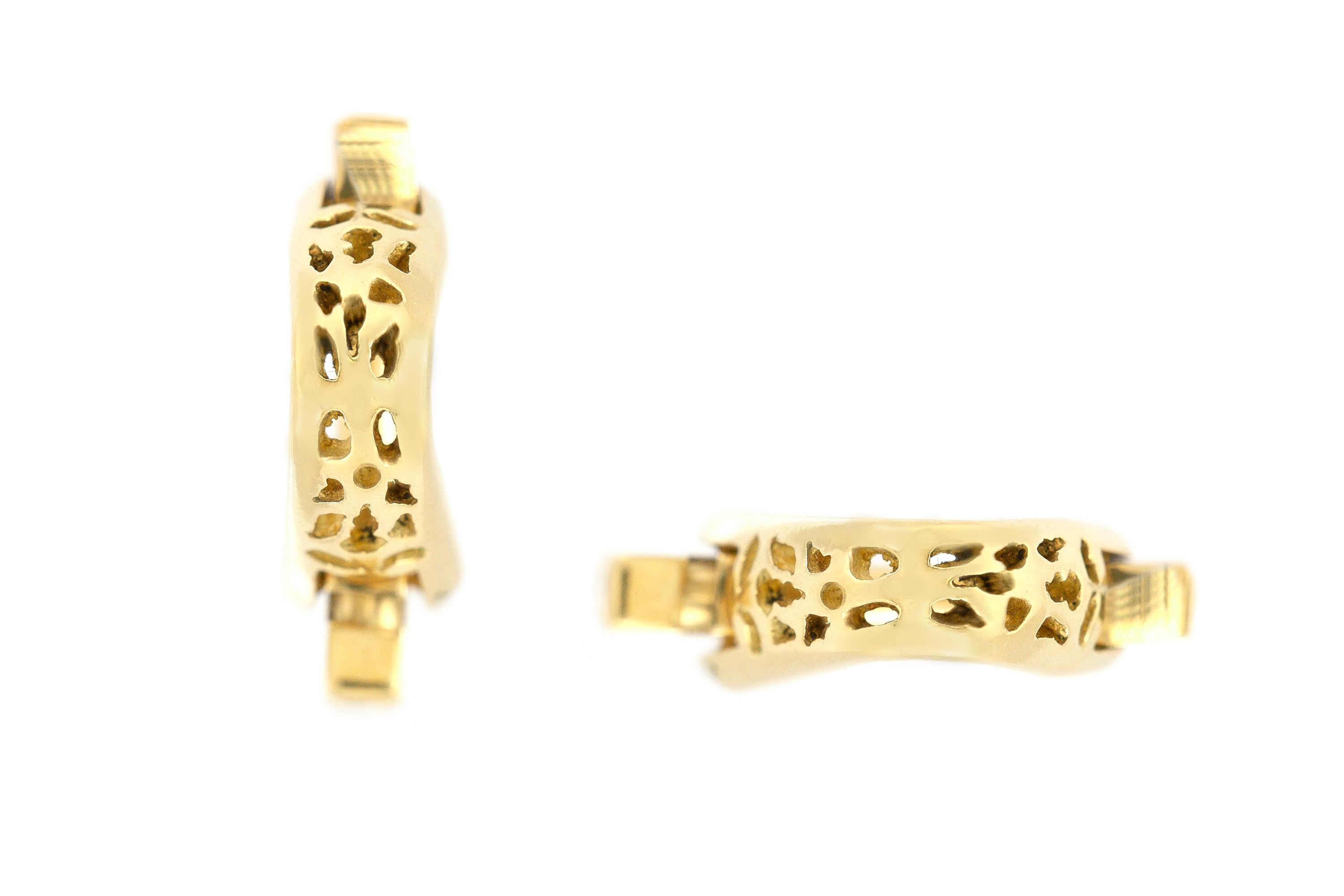 Cufflinks finely crafted in 18k yellow gold, weighing 3.5 dwt., size of each cufflink is 0.80 inch. Circa 1970.