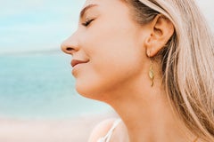 Pendientes de concha de oro curvados