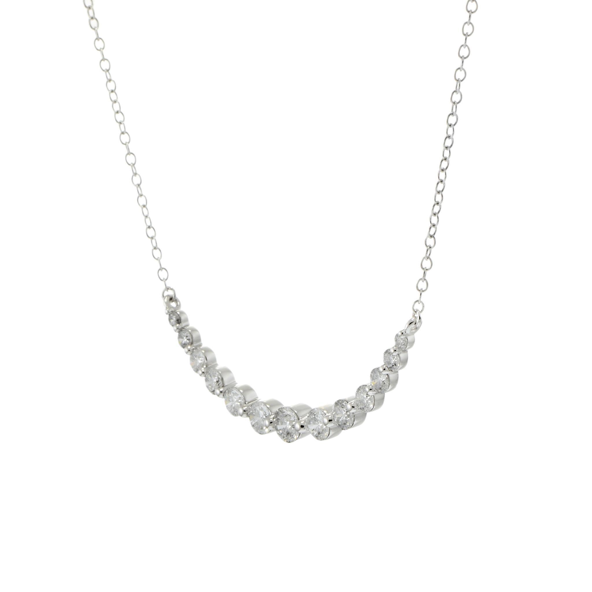 Ce collier apporte une courbe nette de brillance au décolleté. Onze diamants ronds, d'une taille totale de 1,00 carat, sont sertis dans un léger arc gradué en or blanc 14KT. Le Design/One met en valeur le flux naturel de la lumière à travers chaque