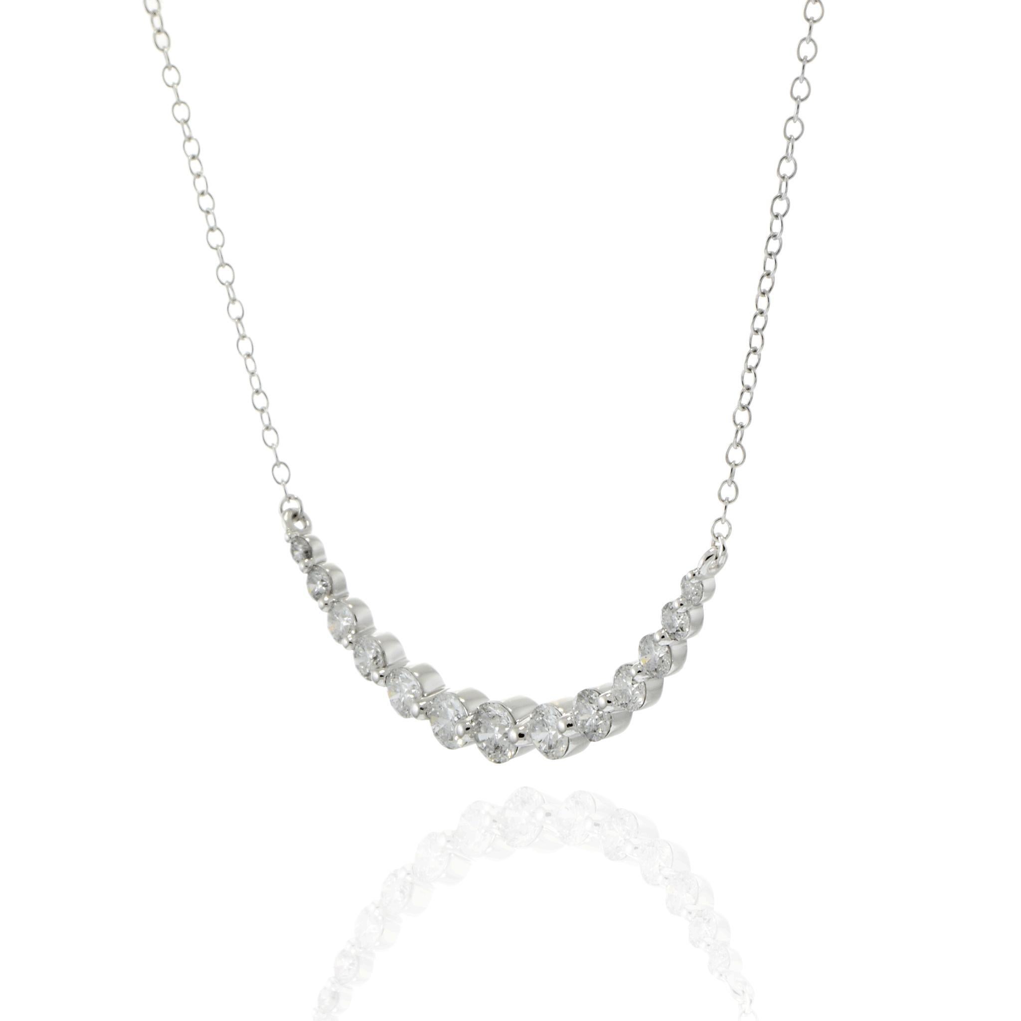 Moderne Collier en or blanc 14KT à barrettes de diamants graduées et incurvées en vente