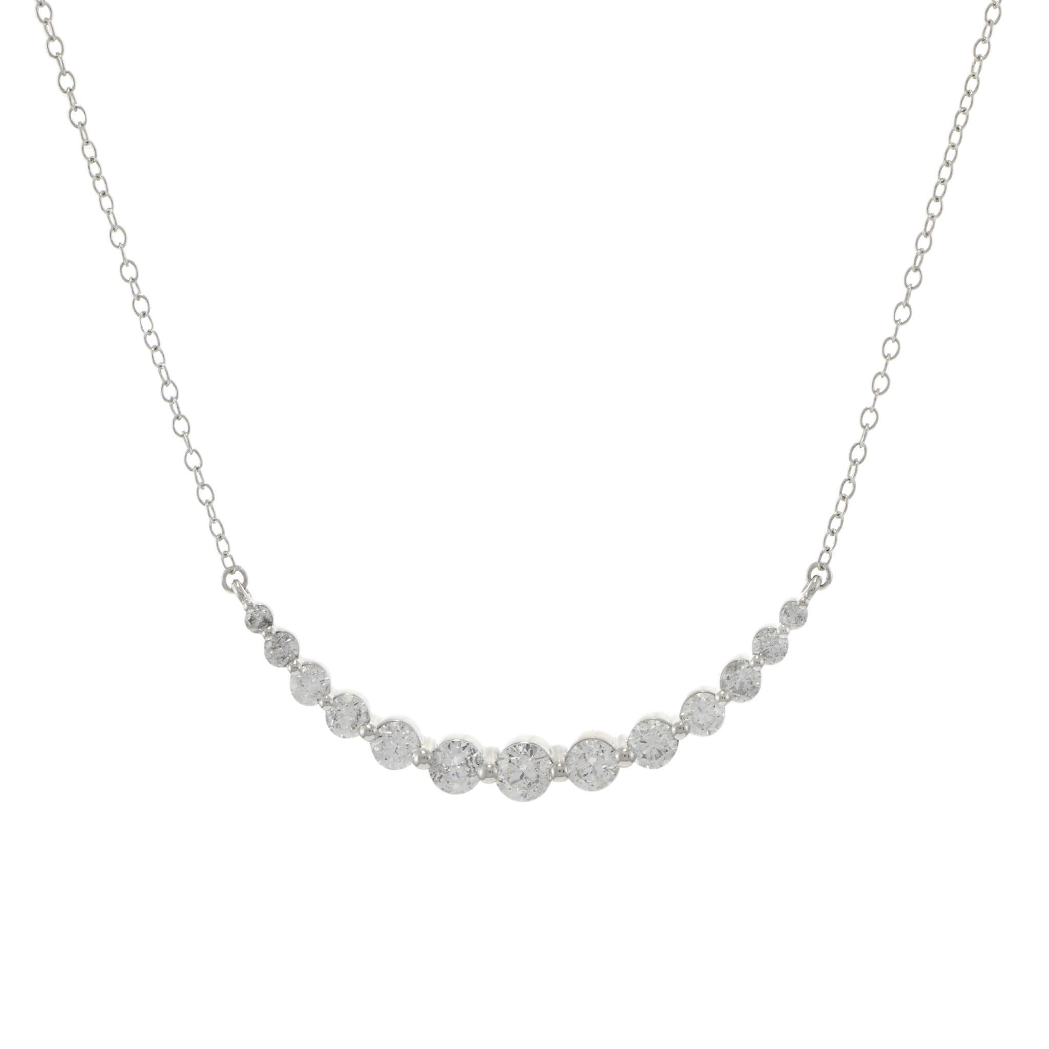 Taille ronde Collier en or blanc 14KT à barrettes de diamants graduées et incurvées en vente