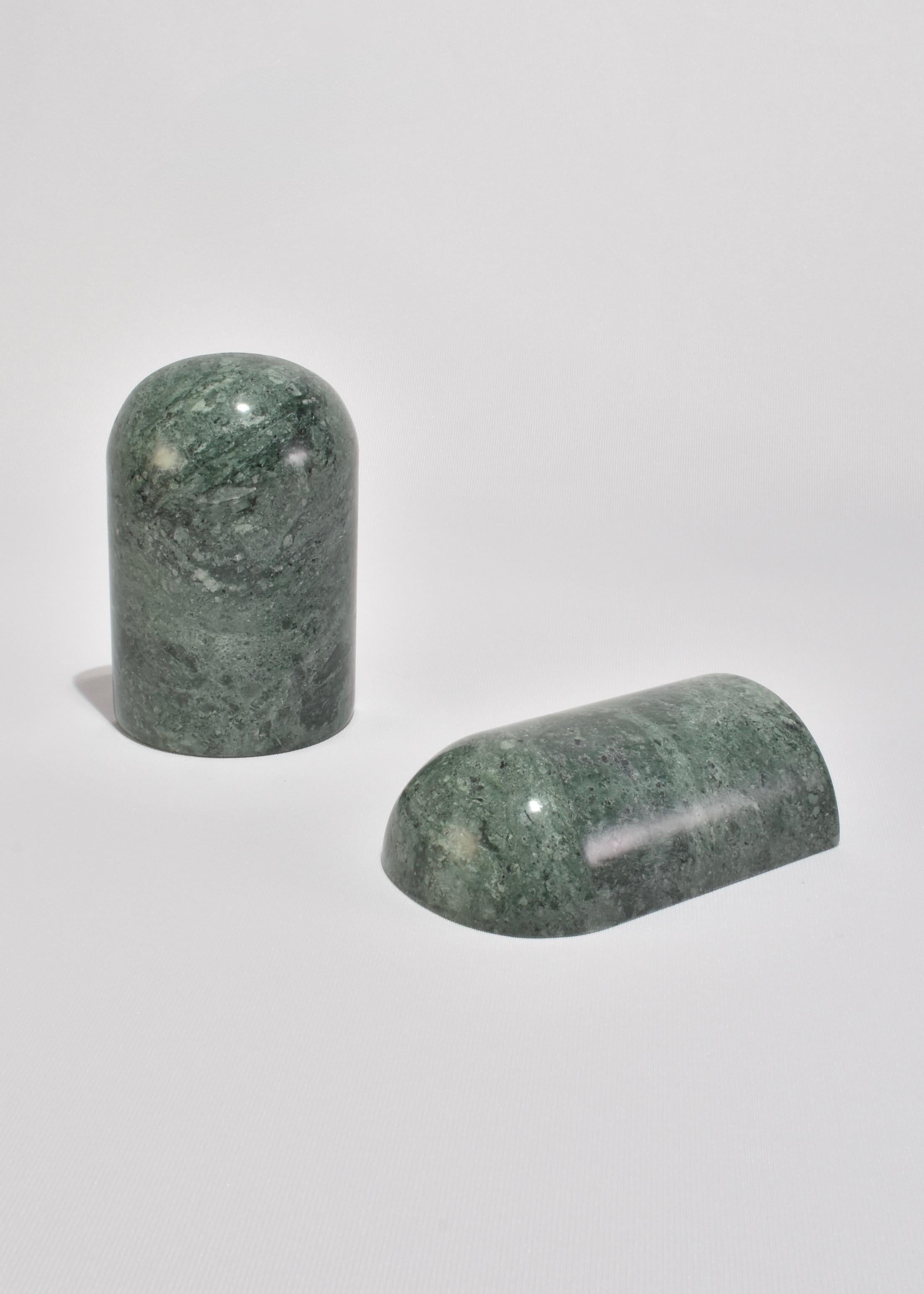 Sujetalibros curvo de granito siglo XX en venta