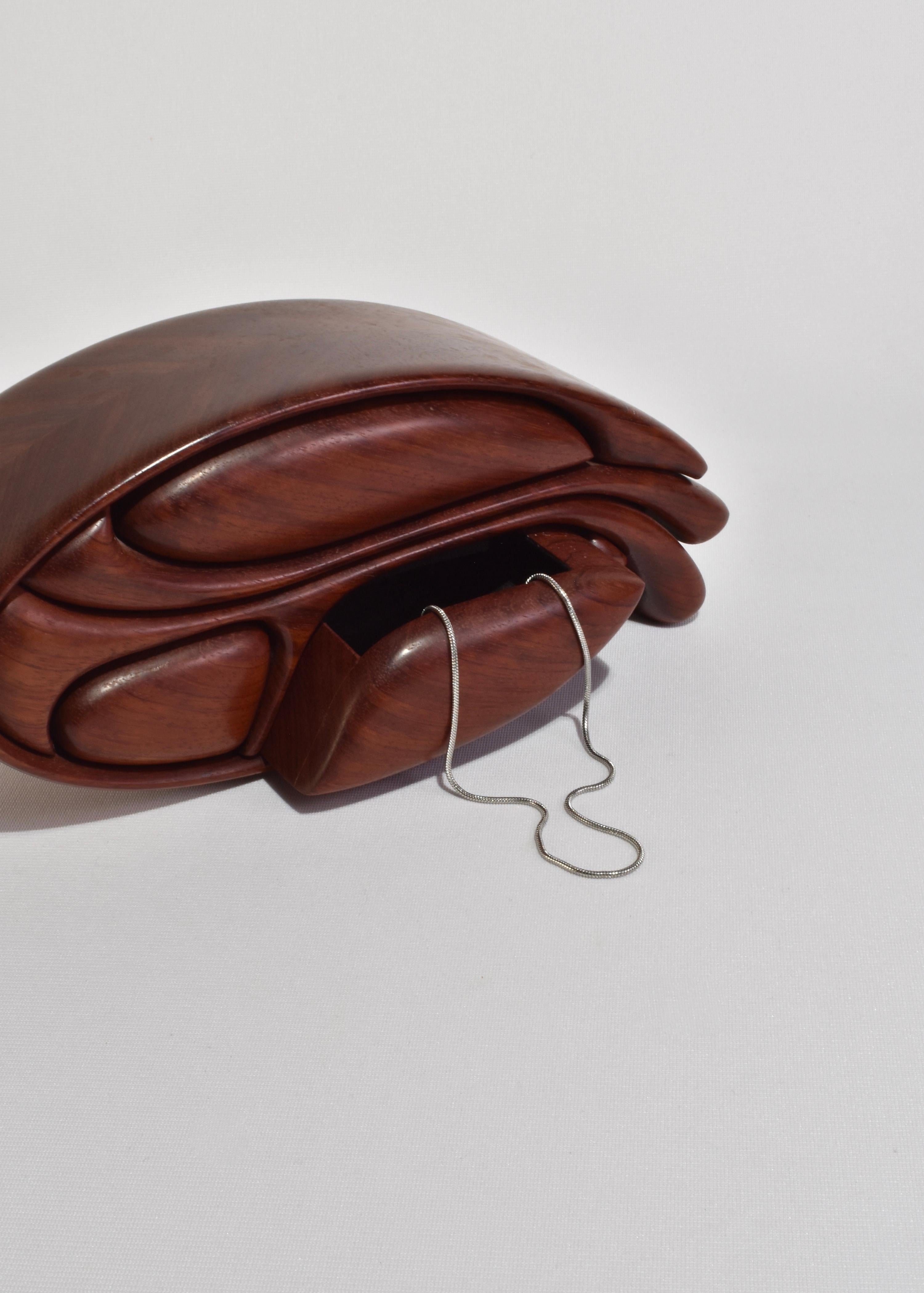 Gebogene handgefertigte Schmuckschatulle (Holz) im Angebot
