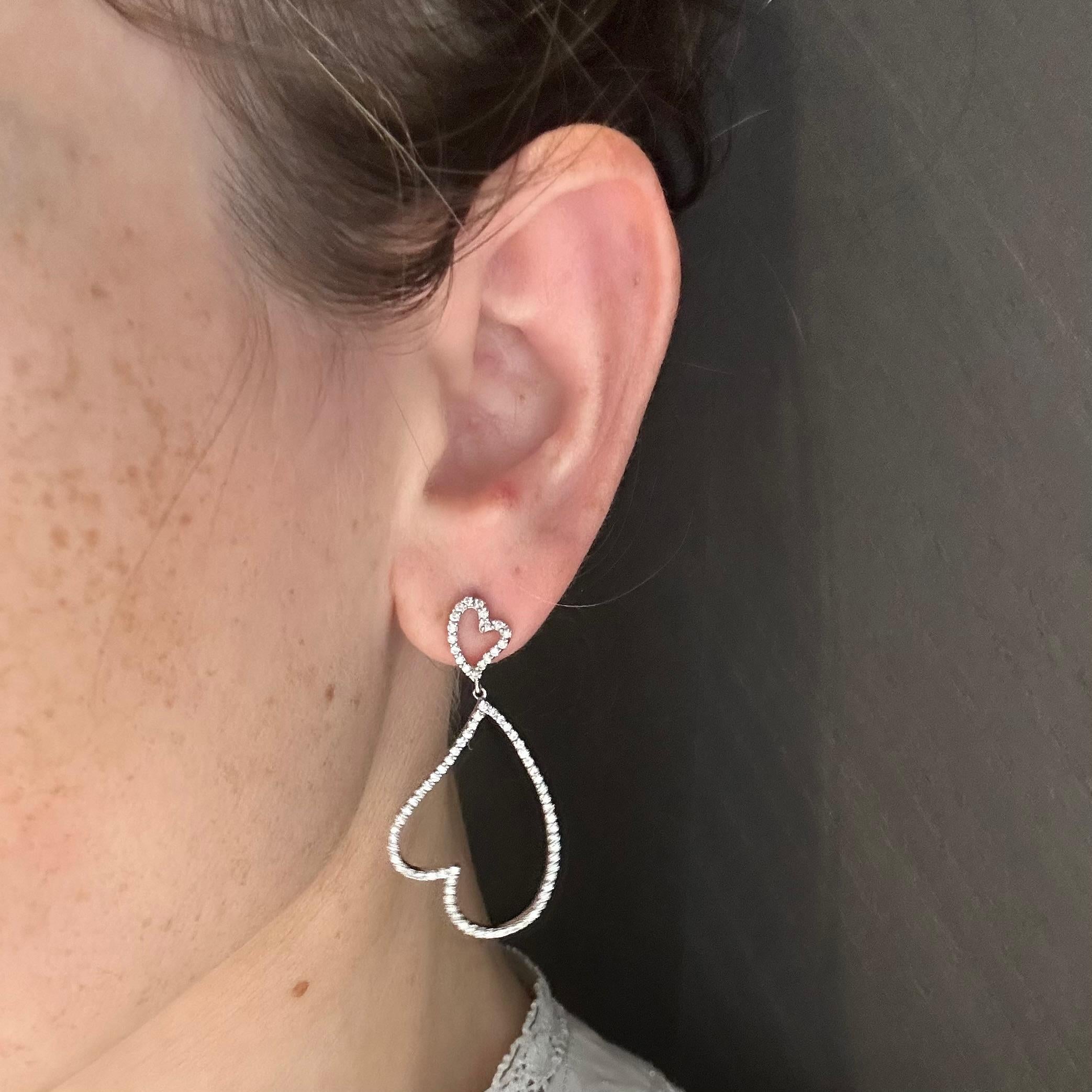 Gebogener Herz-Diamant-Ohrring aus 18 Karat Weißgold für Damen oder Herren im Angebot