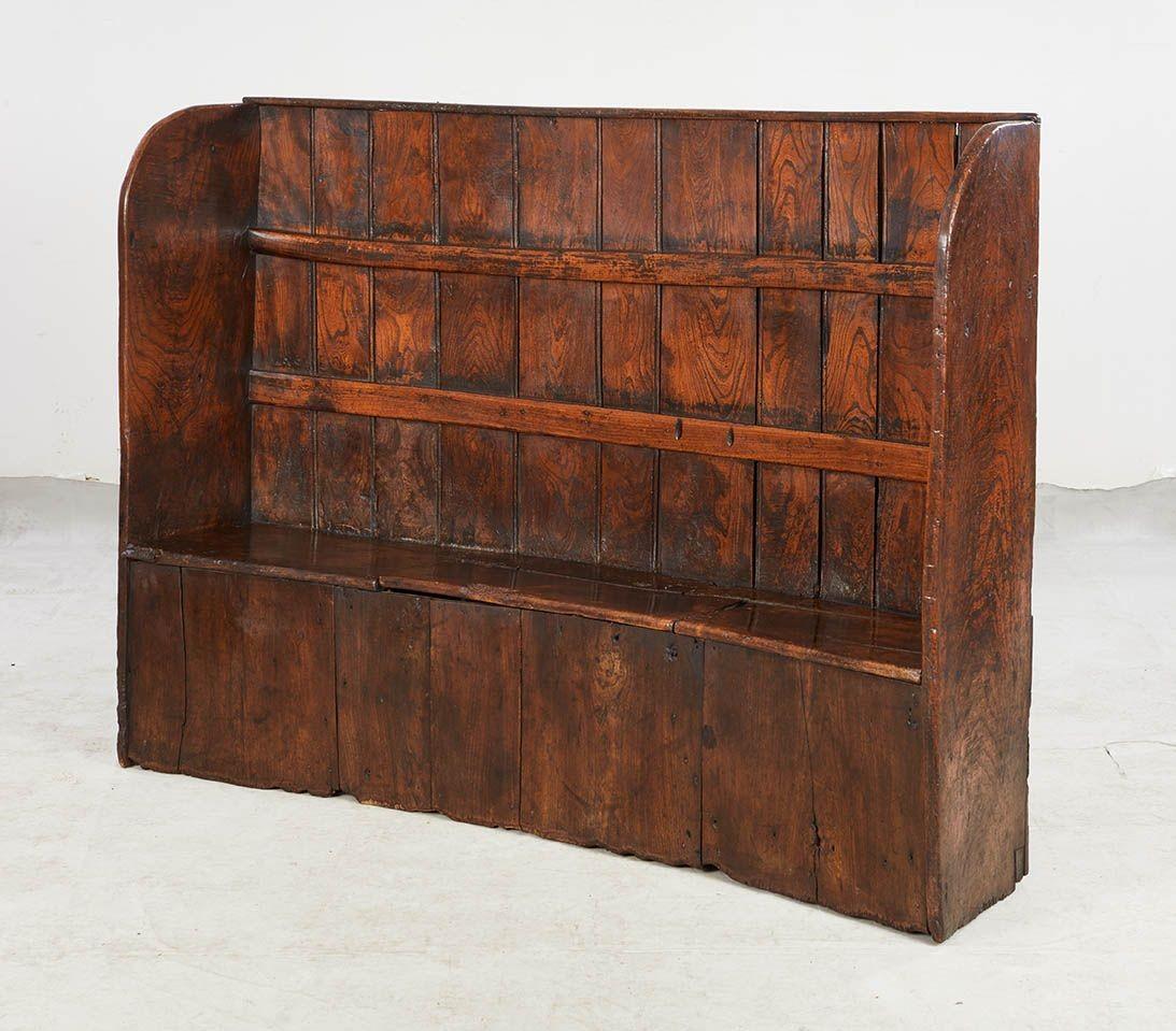 Curved High Back Elm Settle with Storage In Good Condition For Sale In Greenwich, CT