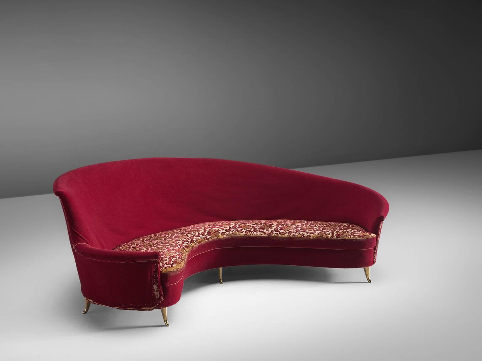 Settee, red and floral fabric (re-upholstery needed) and brass, Italy, 1950s

This dynamic sofa features an a-symmetrical back that is higher on the left side and slowly slopes towards much lower end on the right side. The six tapered delicate