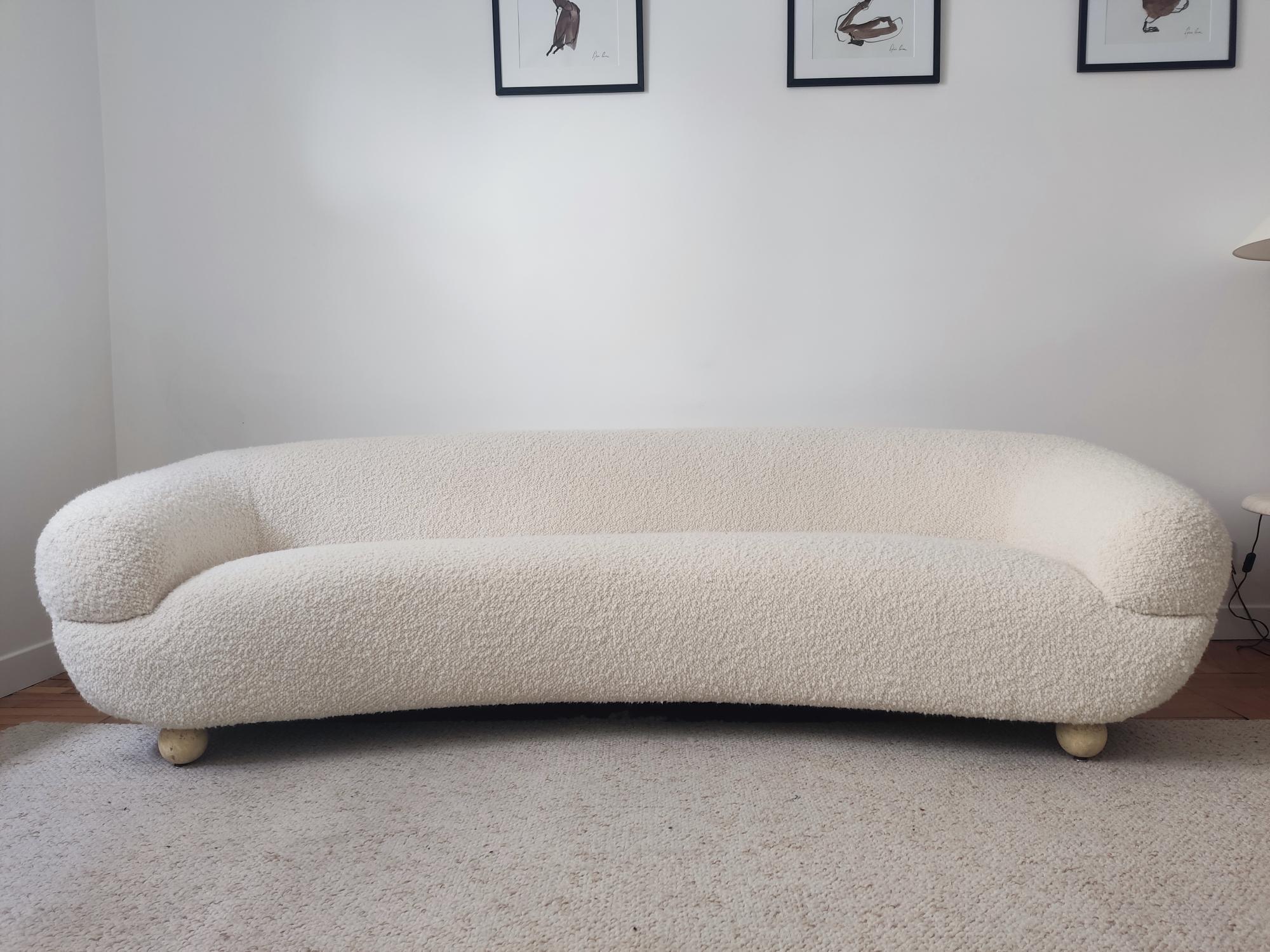 Fully restored 60s curved Italian sofa with warm and elegant textured fabric from an English maison. This elegant sofa is very comfortable and will add a lot of chic to your interior. The color of the fabric will easily adapt to different