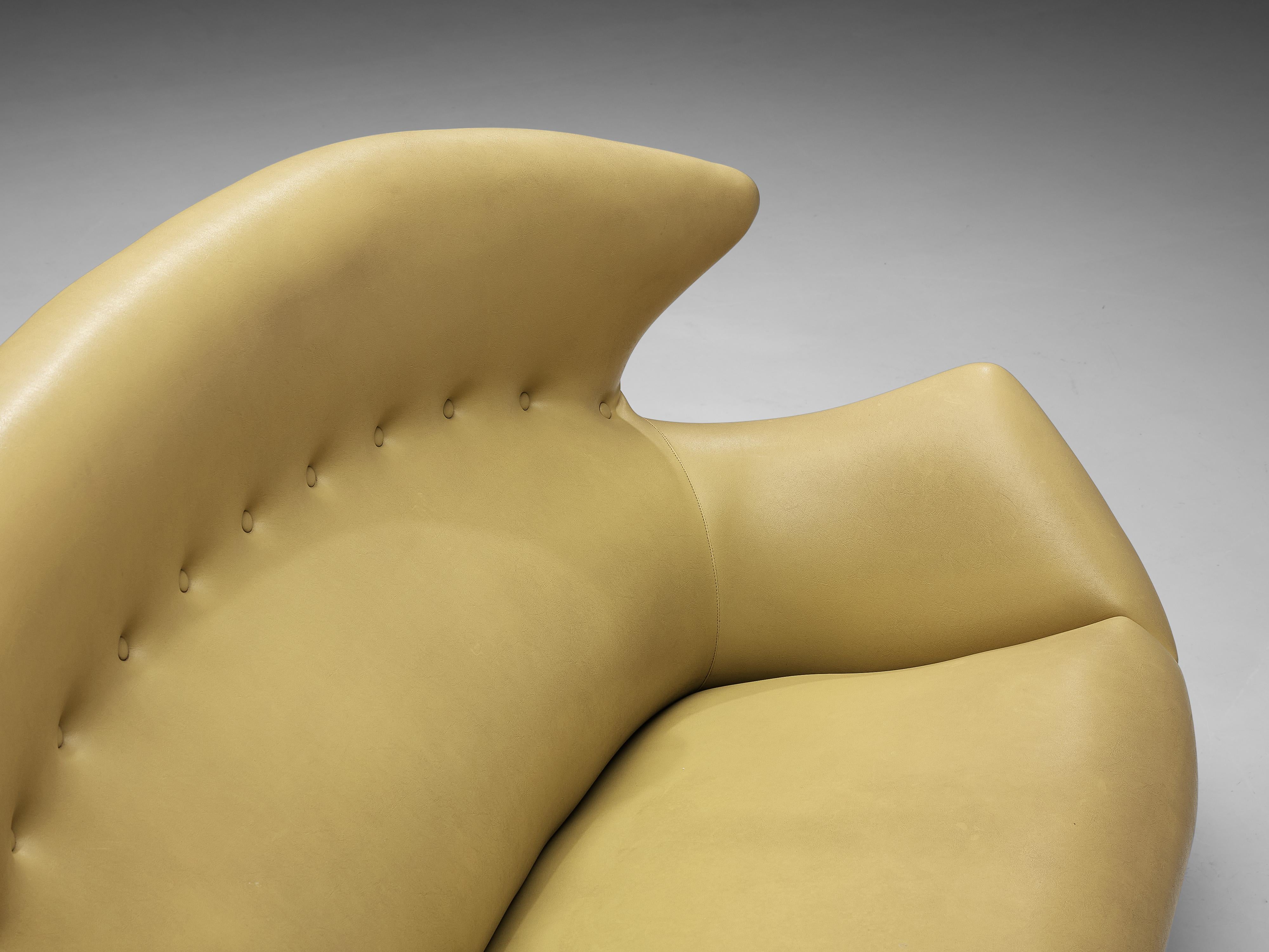 Gebogenes italienisches Sofa mit gelber Polsterung (Postmoderne) im Angebot