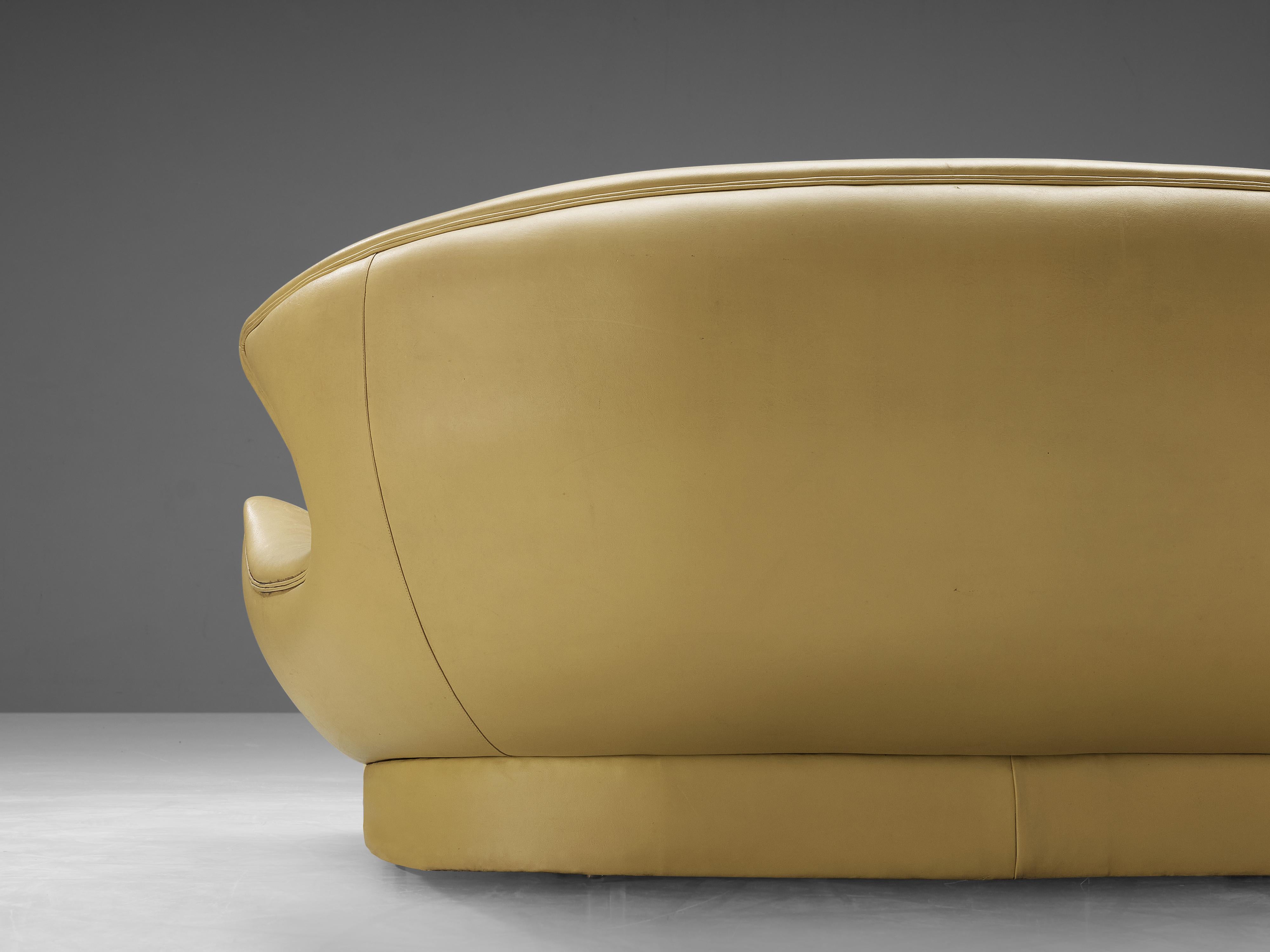 Gebogenes italienisches Sofa mit gelber Polsterung im Zustand „Gut“ im Angebot in Waalwijk, NL