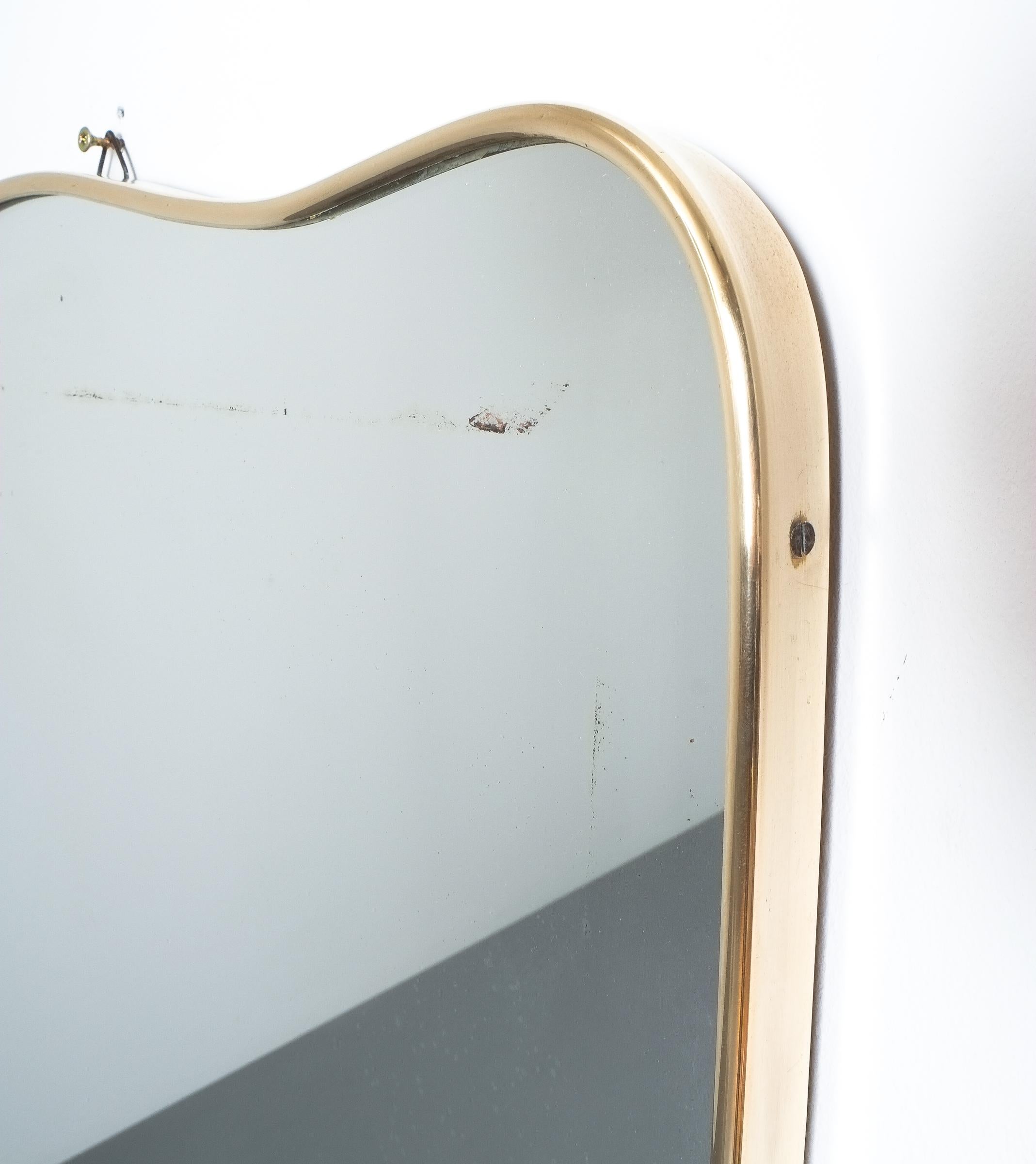 Curved Italian Wall Mirror Minimal Brass Frame, Italy, Midcentury In Fair Condition In Vienna, AT