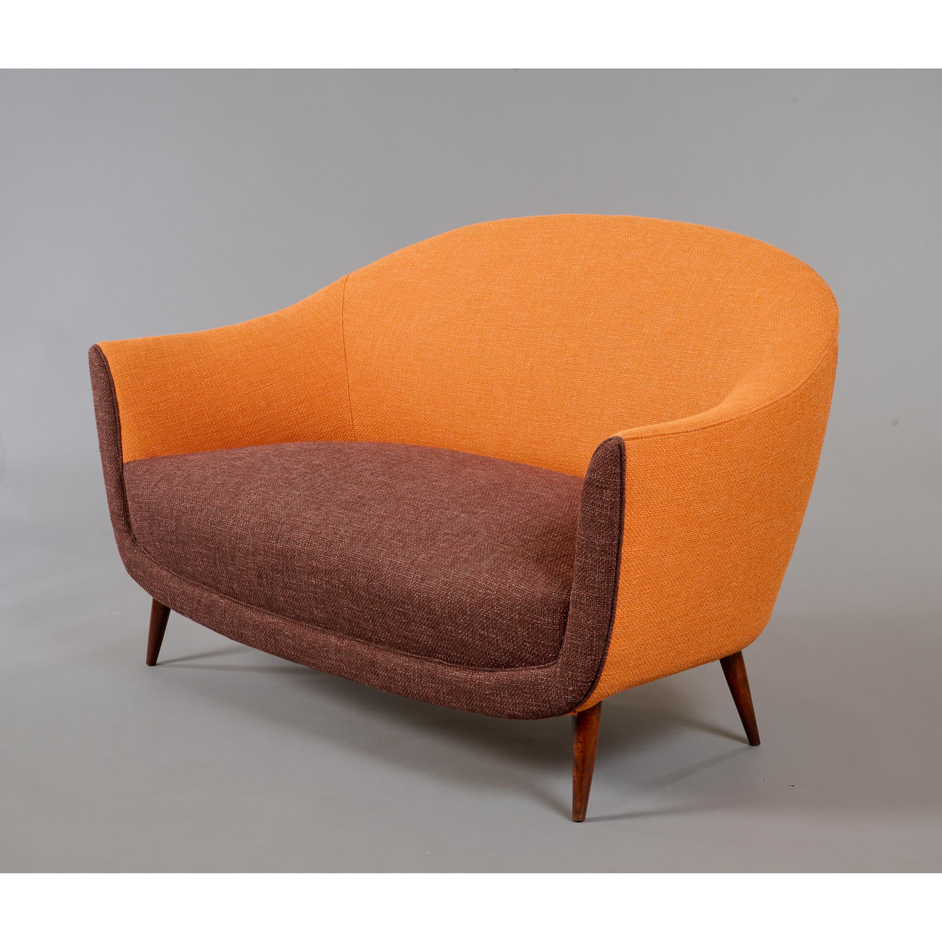 Curved ITSO Federico Munari Settee in Wood with Orange Upholstery, Italy 1950s  In Good Condition For Sale In New York, NY
