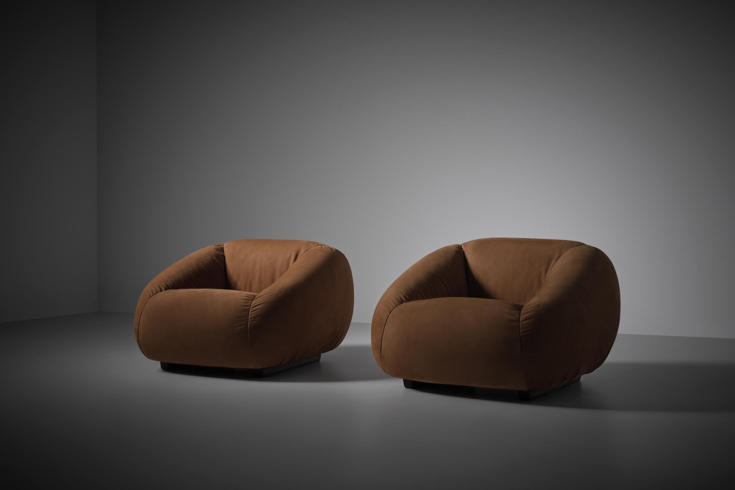 Geschwungene Lounge-Sessel aus Leder von Busnelli, Italien 1970er Jahre. Schönes, stark geschwungenes, voluminöses Design, gepolstert mit hochwertigem, dickem, cognacfarbenem Nubukleder, das den Stühlen eine schöne, lebendige Textur und eine