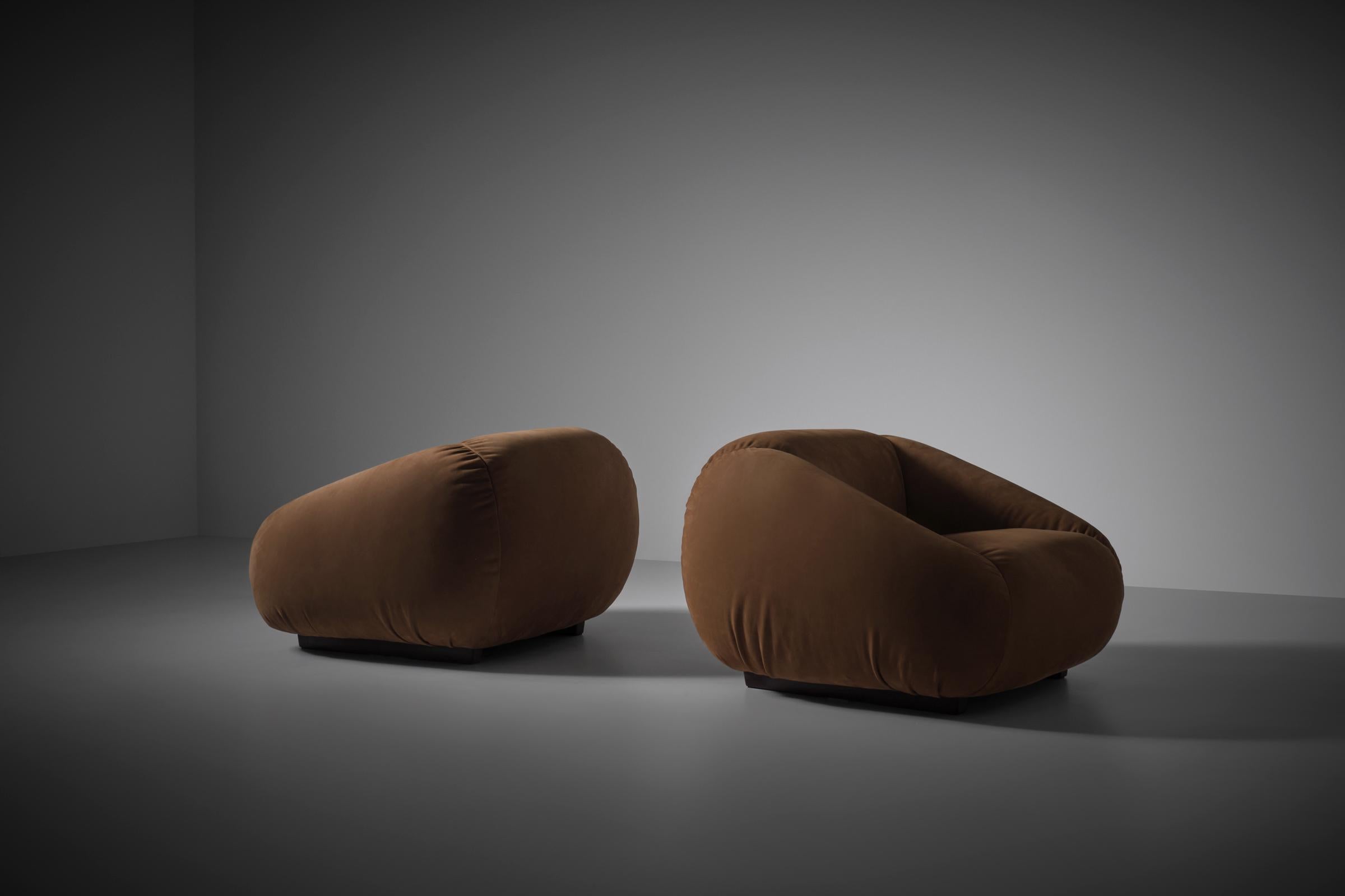 Late 20th Century Curved leather lounge chairs by Busnelli, Italy 1970s For Sale