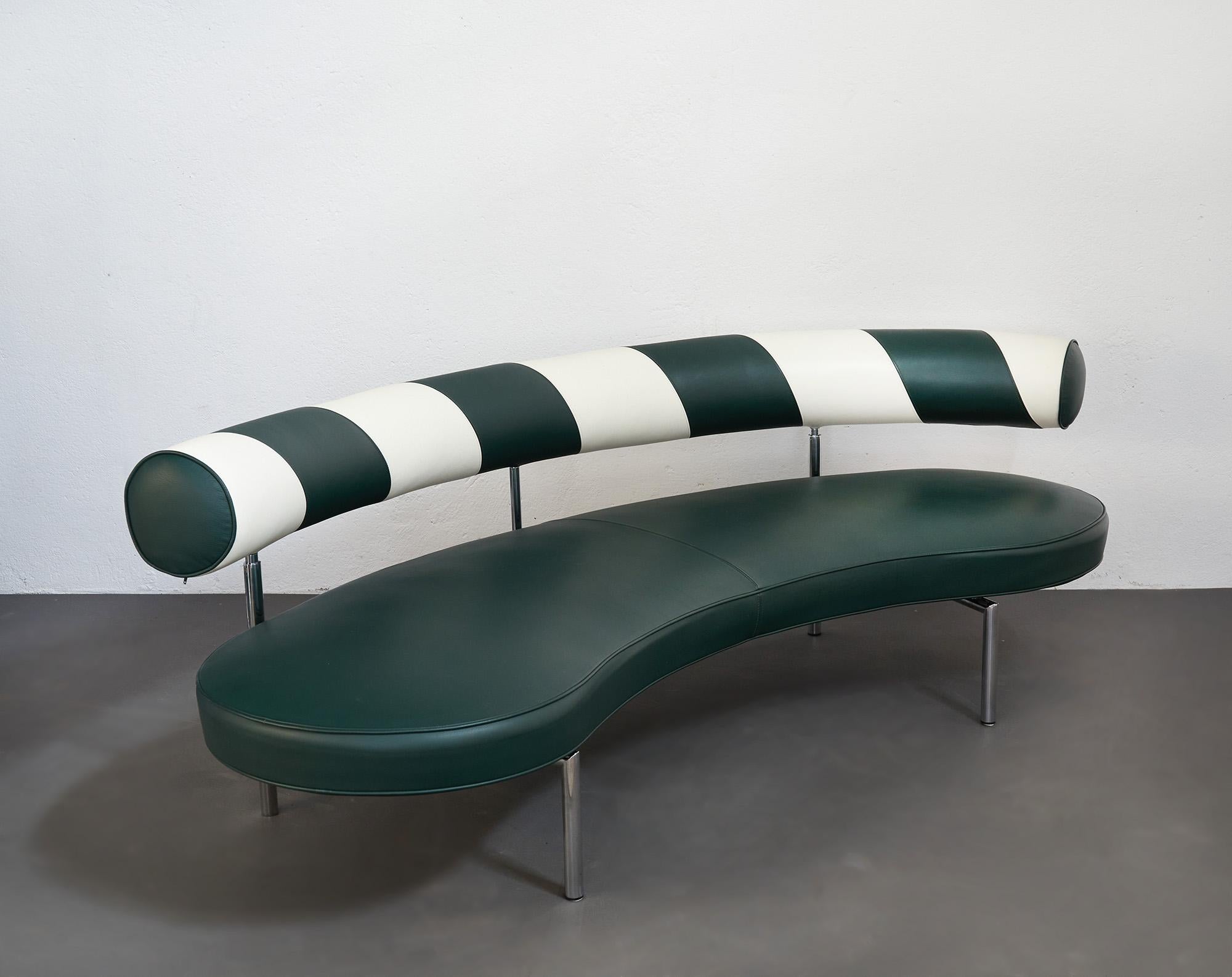 Dieses bereits ikonische Sofa besteht aus einer luftigen Struktur aus satiniertem Metallrohr, die eine gebogene Sitzfläche und Rückenlehne beherbergt.

Mit seinen skulpturalen Linien passt dieses Sofa ebenso gut in eine private Einrichtung wie in