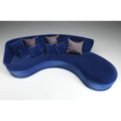 Canapé Lemma incurvé de Paollo Castelli en velours bleu:: Floor Model
