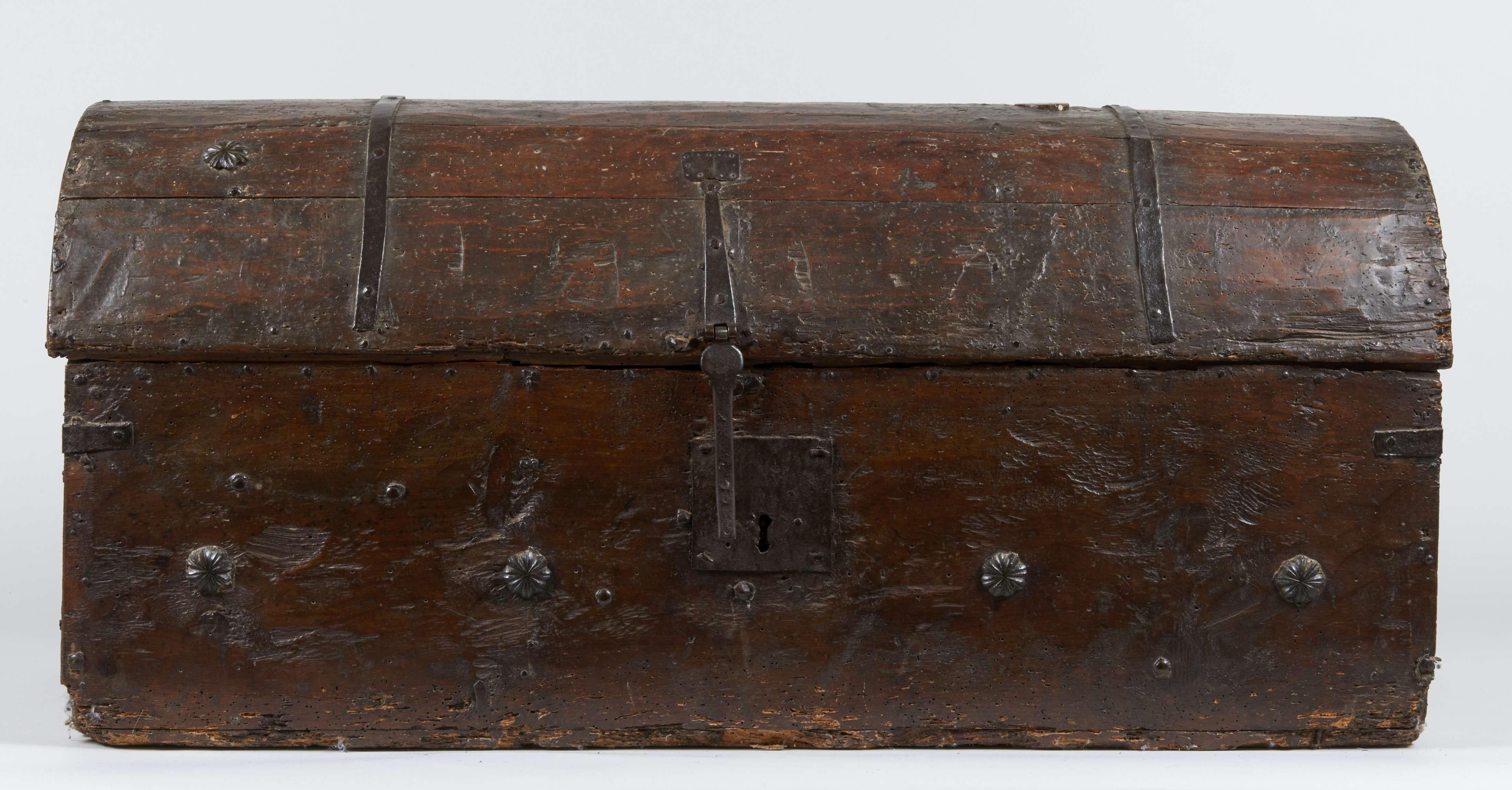CURVED LID CHEST

ORIGIN : SPAIN
PERIOD : EARLY 16th CENTURY, CA. 1500

Height : 49 cm
Length : 106 cm
Depth : 42 cm

Softwood
Wrought iron, nails, hasp lock


This fine chest or travel case is made of softwood. Its oblong shape is