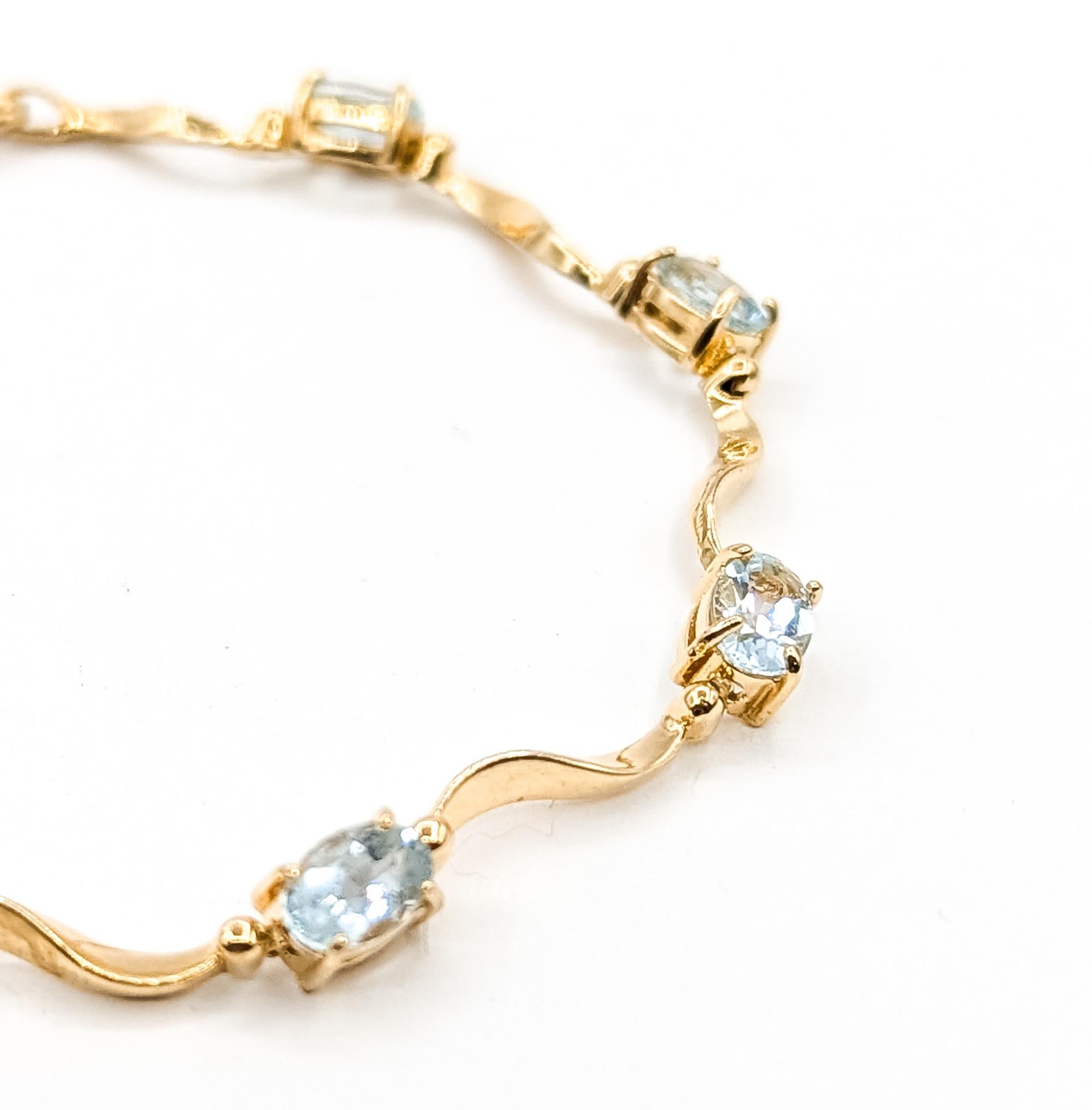 Taglio ovale Bracciale con acquamarina a maglie curve in 14 carati in vendita