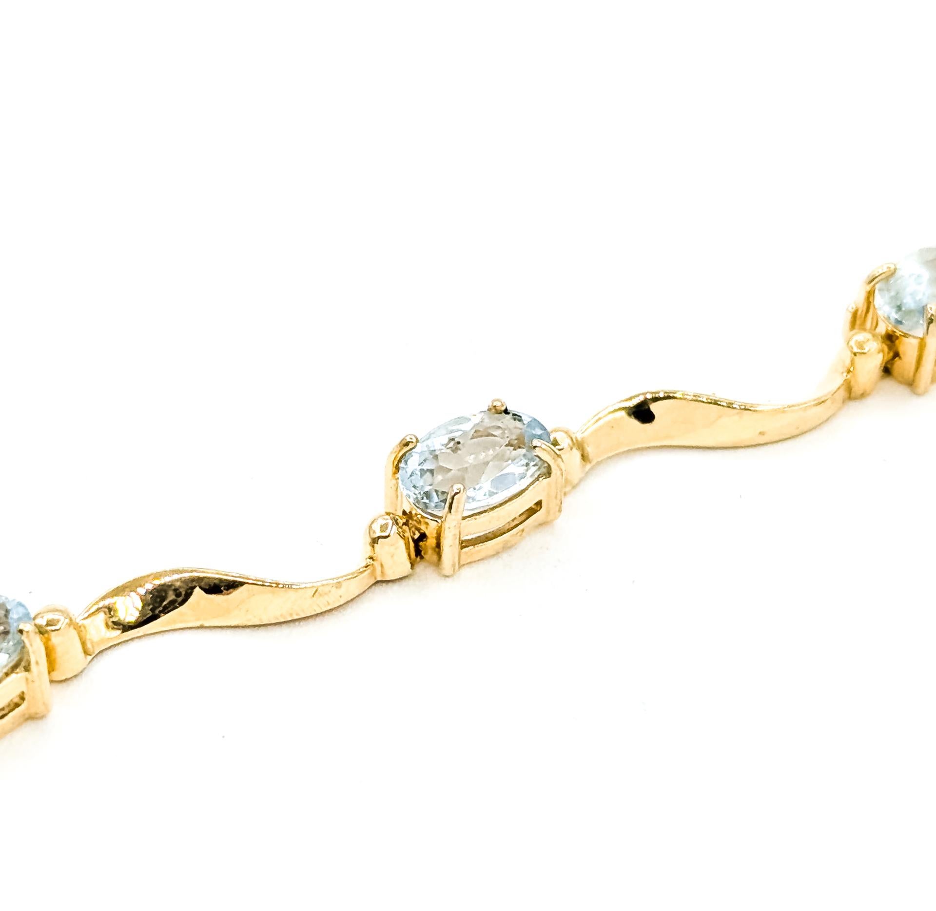 Donna Bracciale con acquamarina a maglie curve in 14 carati in vendita