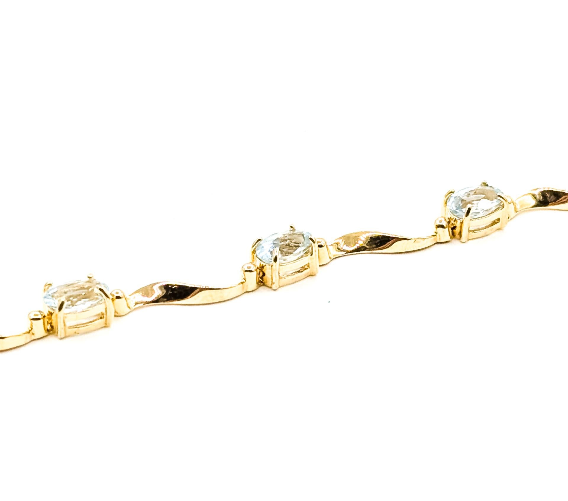 Bracciale con acquamarina a maglie curve in 14 carati in vendita 1