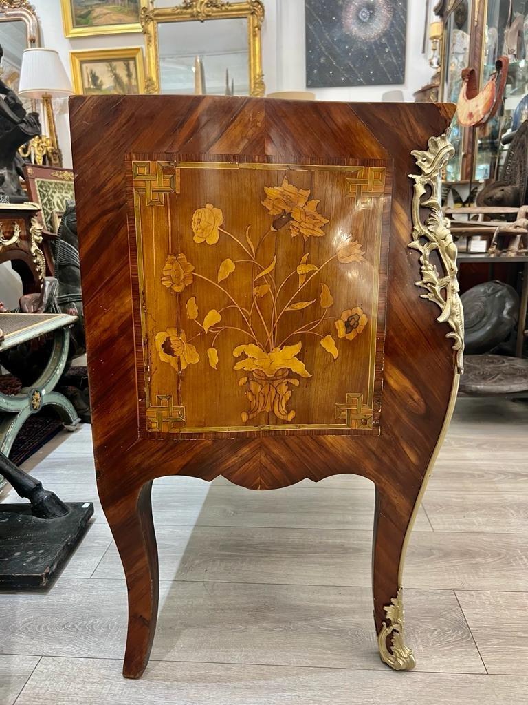 Curved Louis XV Sauteuse Commode in Floral Marquetry, 18th Century For Sale 5