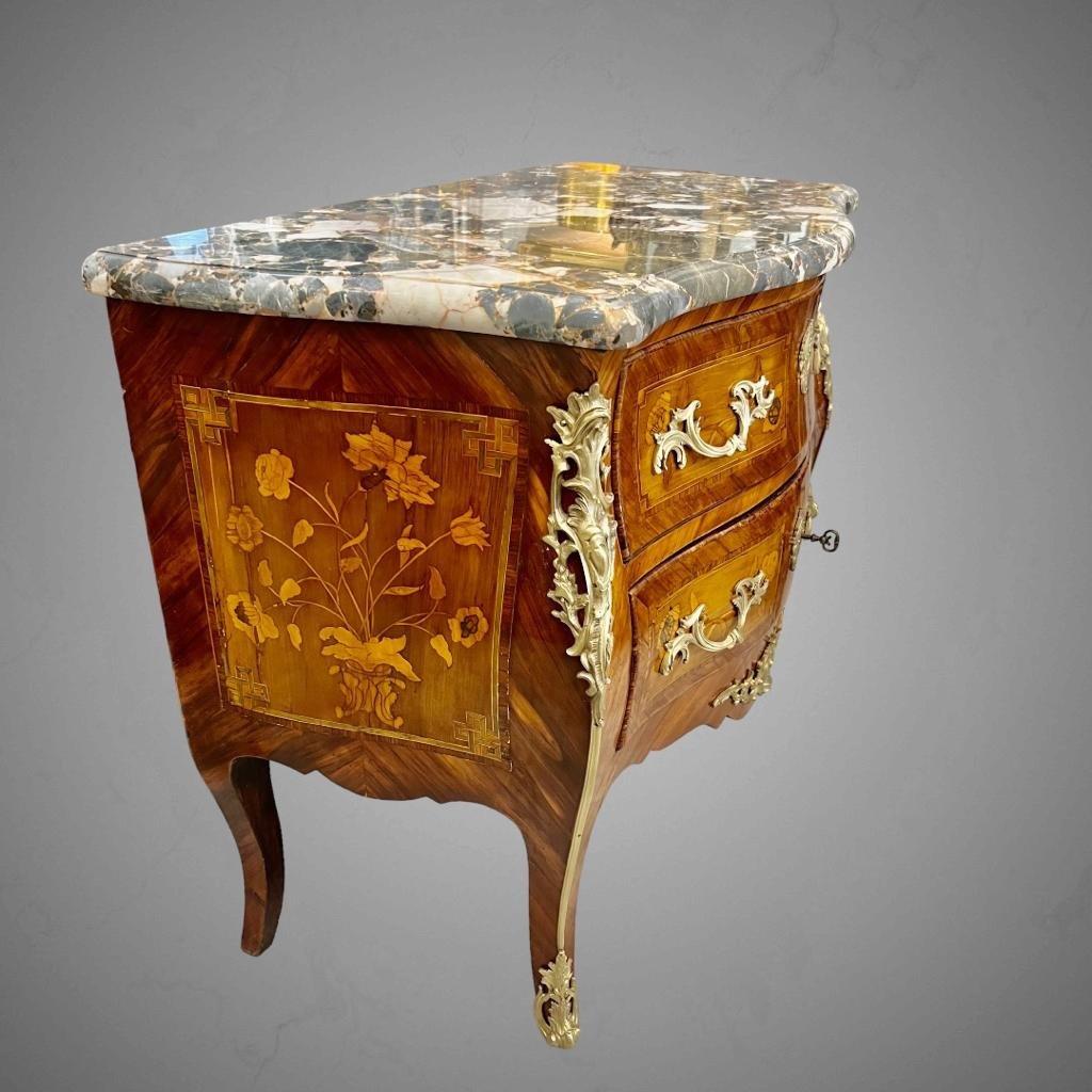Curved Louis XV Sauteuse Commode in Floral Marquetry, 18th Century For Sale 6