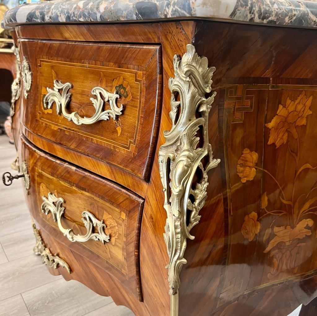 French Curved Louis XV Sauteuse Commode in Floral Marquetry, 18th Century For Sale