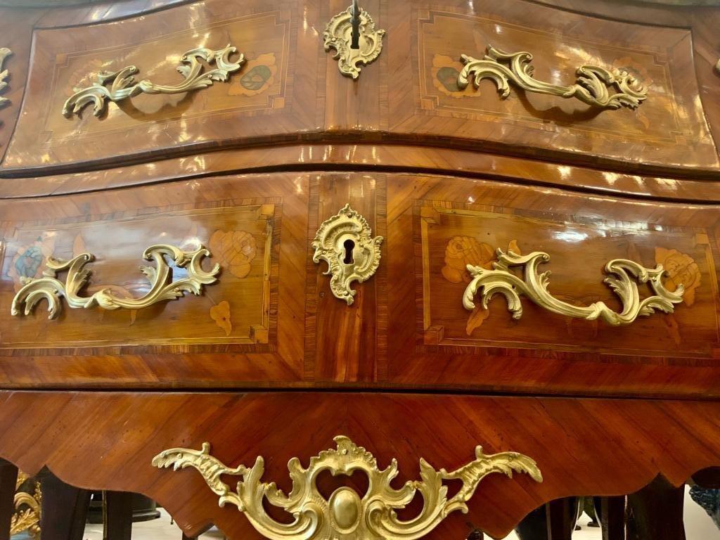 Curved Louis XV Sauteuse Commode in Floral Marquetry, 18th Century In Good Condition For Sale In NICE, FR