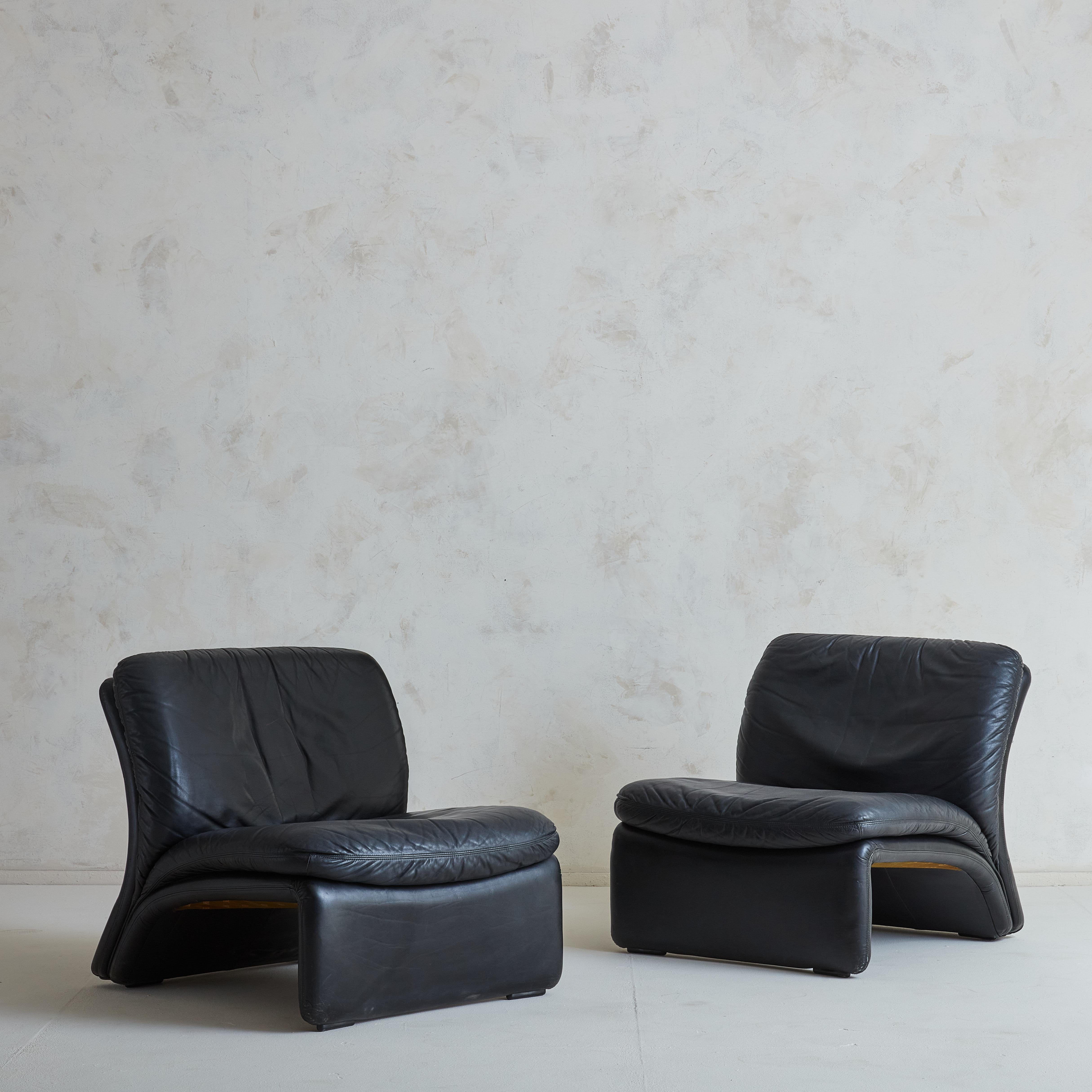 A modern black leather armchair produced in the late 20th century by B&T Gruppo Industriale Salotti. The sculptural shape make this a unique form with a comfortable, ergonomic sit. Each chair retains the original black leather and B&T Salotti label