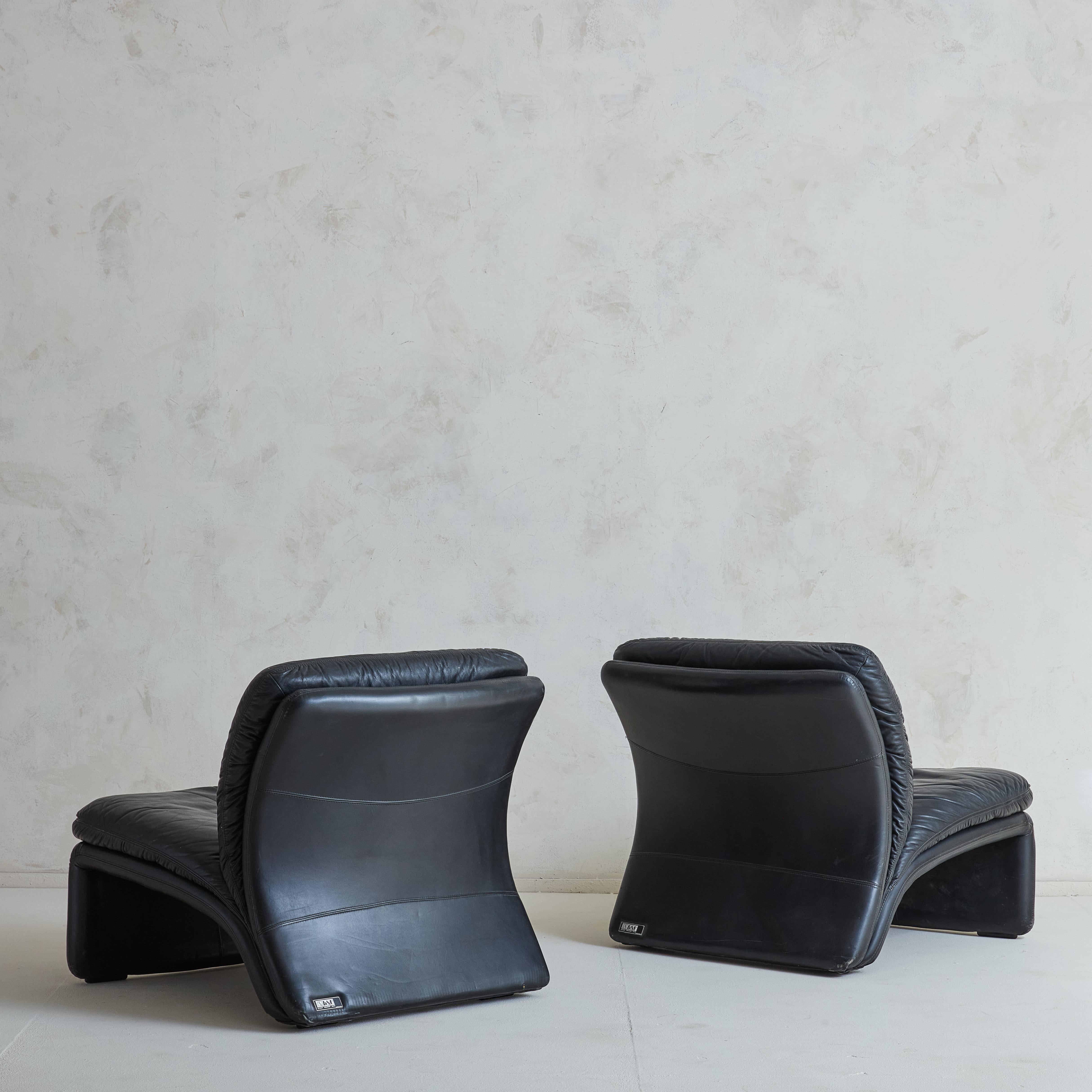 Post-Modern Curved Lounge Chair in Original Black Leather by B&T Salotti, Italy 1990s