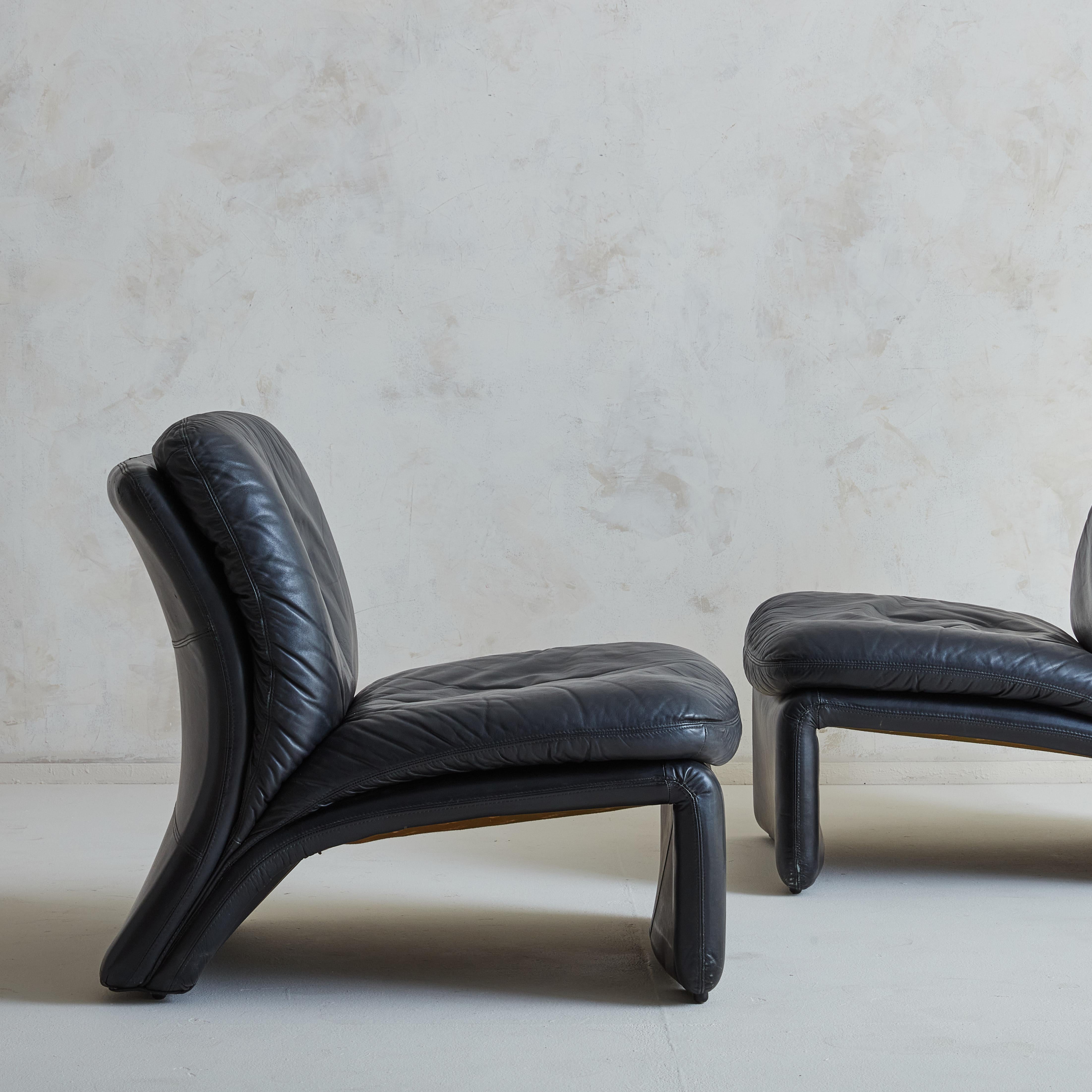 Italian Curved Lounge Chair in Original Black Leather by B&T Salotti, Italy 1990s
