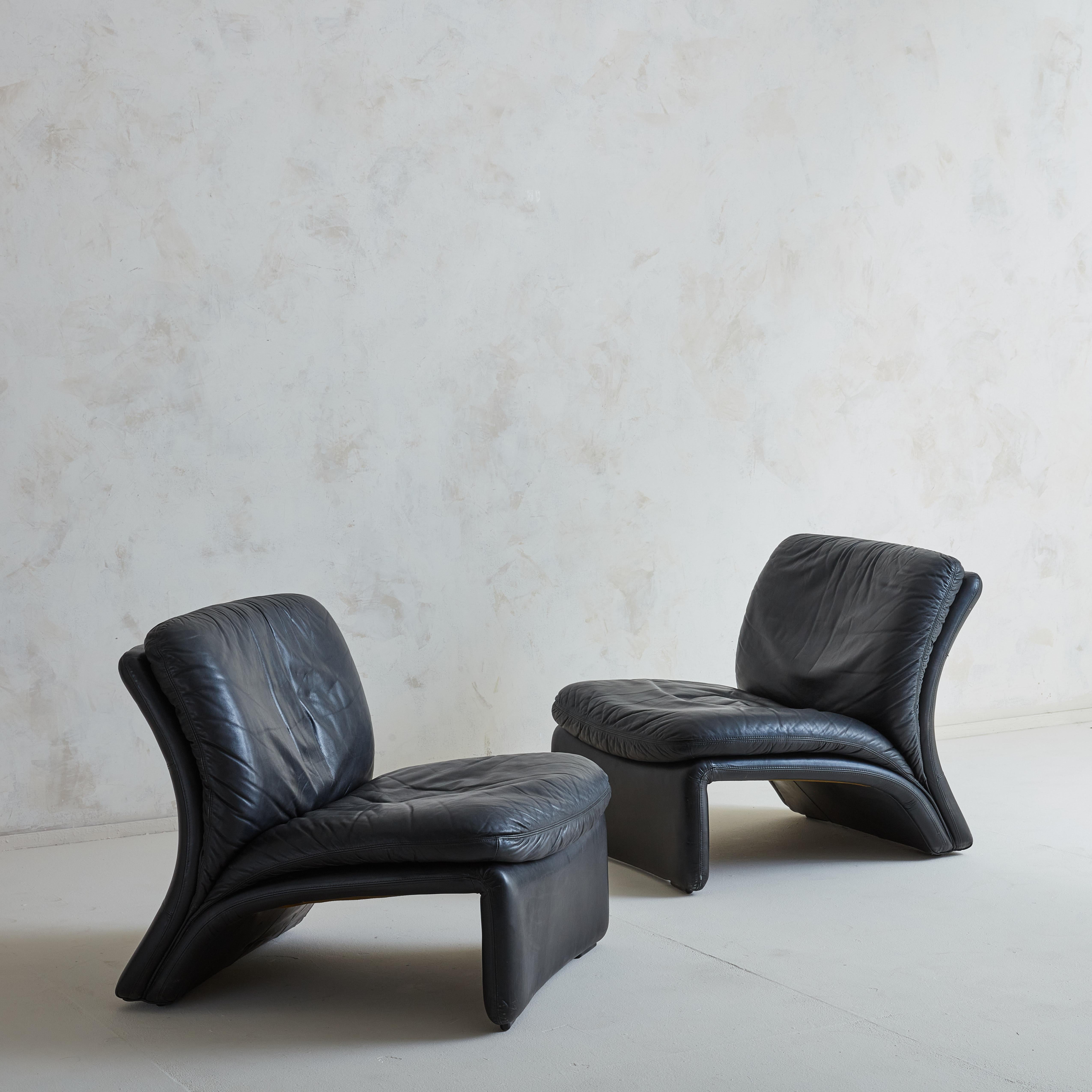 Curved Lounge Chair in Original Black Leather by B&T Salotti, Italy 1990s In Fair Condition In Chicago, IL
