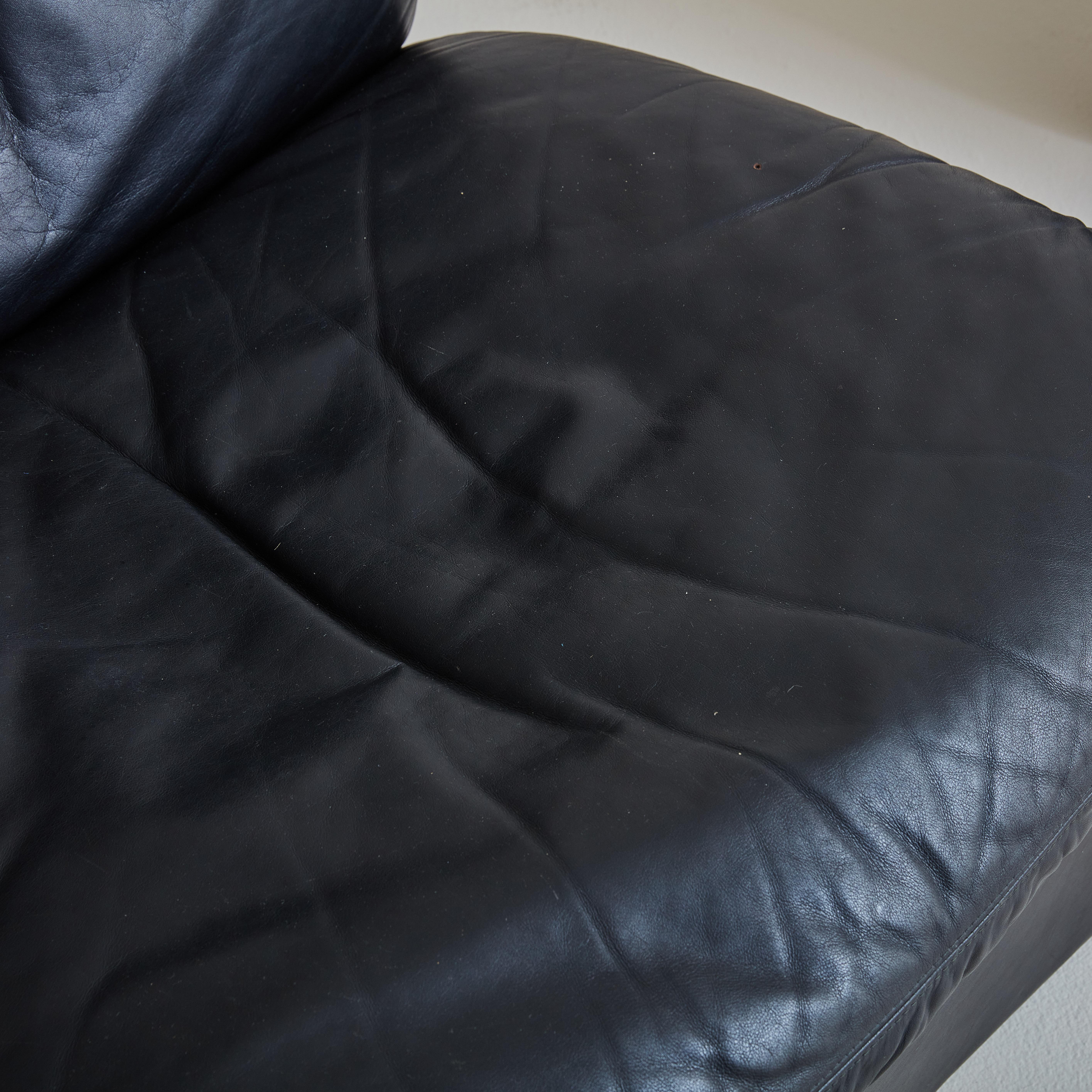 Late 20th Century Curved Lounge Chair in Original Black Leather by B&T Salotti, Italy 1990s