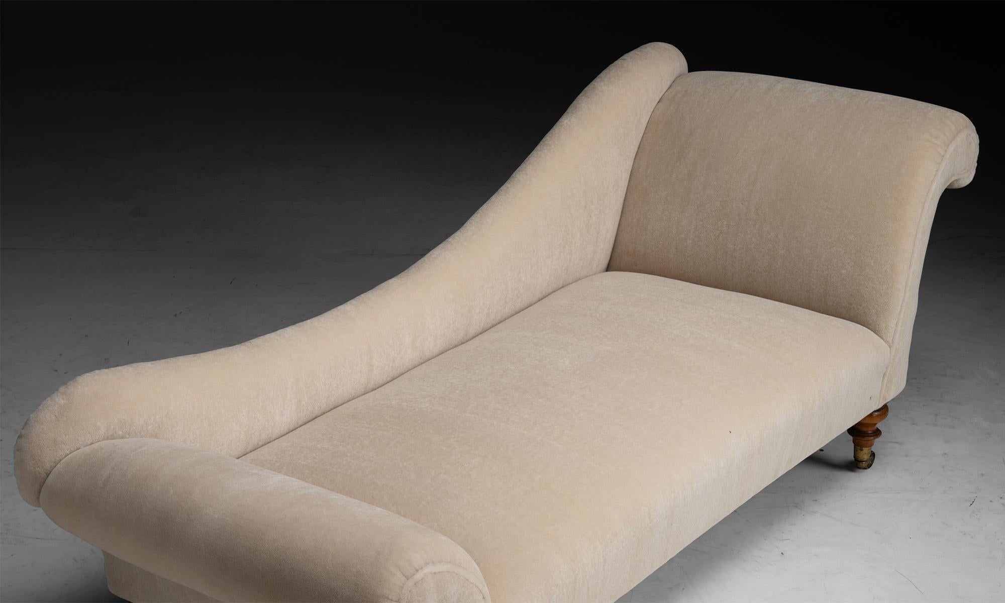 Curved Lounge in Mohair Velvet, England circa 1860 For Sale 1