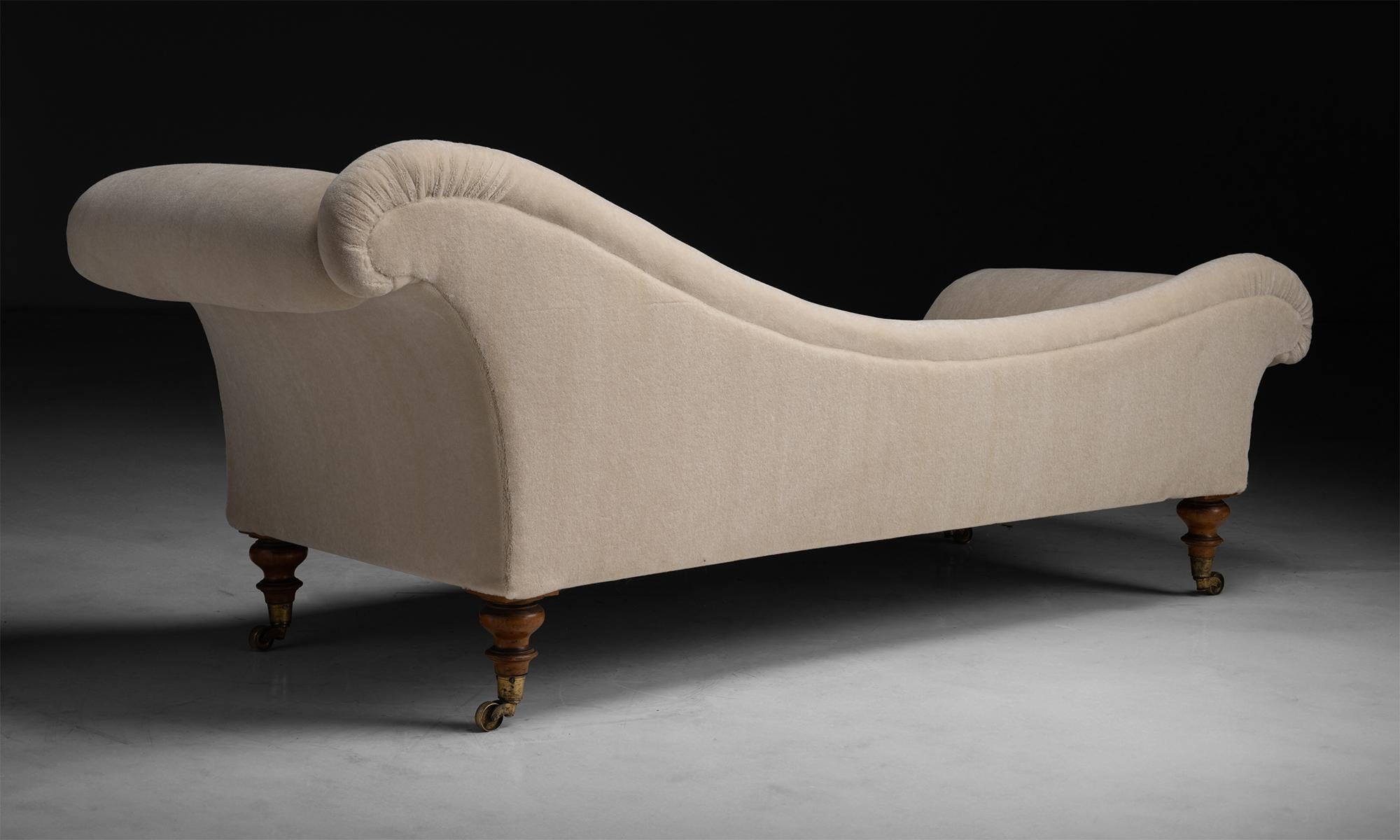 Curved Lounge in Mohair Velvet, England circa 1860 For Sale 2