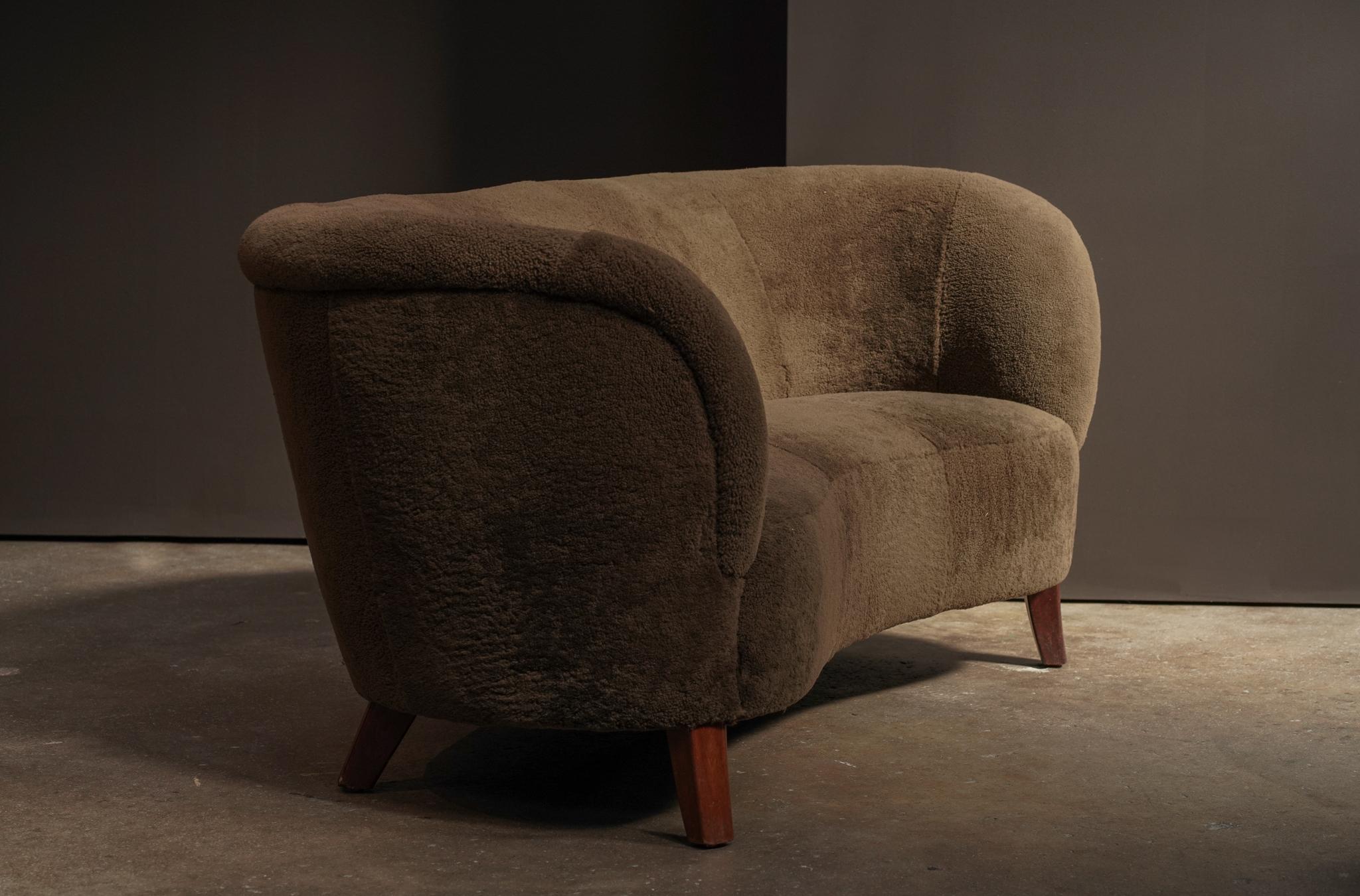 Este Asiento de Amor Curvo Danés se ha vuelto a tapizar en piel de ante verde militar, resaltando su silueta limpia y curvada. La combinación de forma y textura hace que no sólo sea cómodo, sino un complemento bienvenido para dar calidez a cualquier