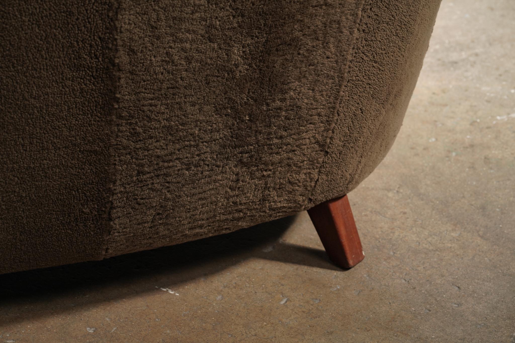 Asiento de amor curvo, Army Shearling en Bueno estado para la venta en Los Angeles, CA