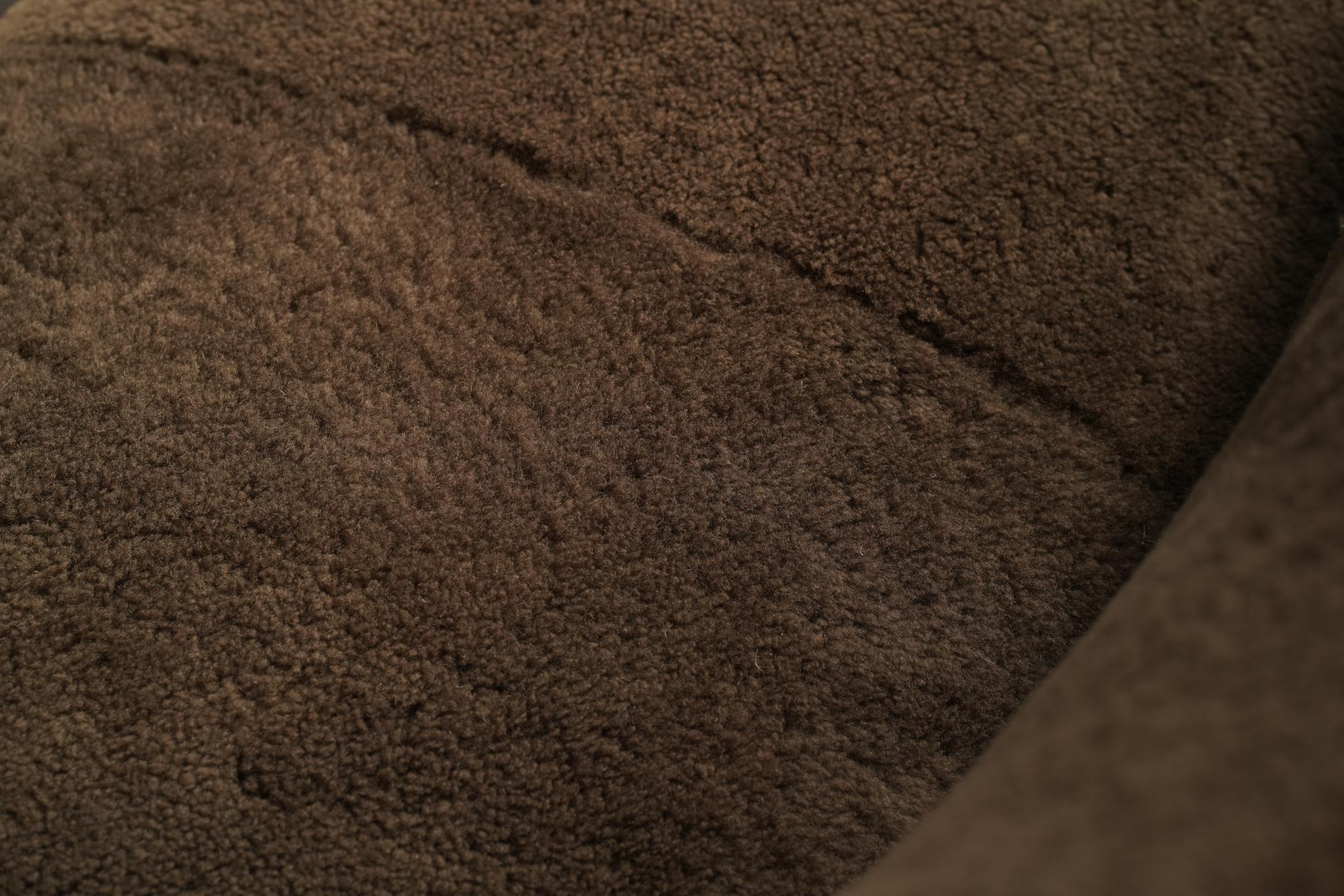 Asiento de amor curvo, Army Shearling siglo XX en venta