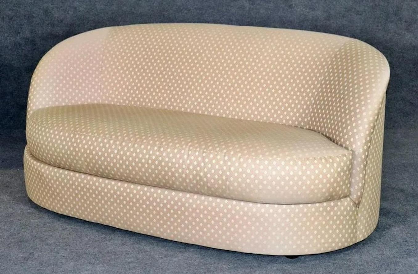 Midcentury round back loveseat, completely covered in patterned fabric. Soft curves around the back and front seat.
Please confirm location NY or NJ.